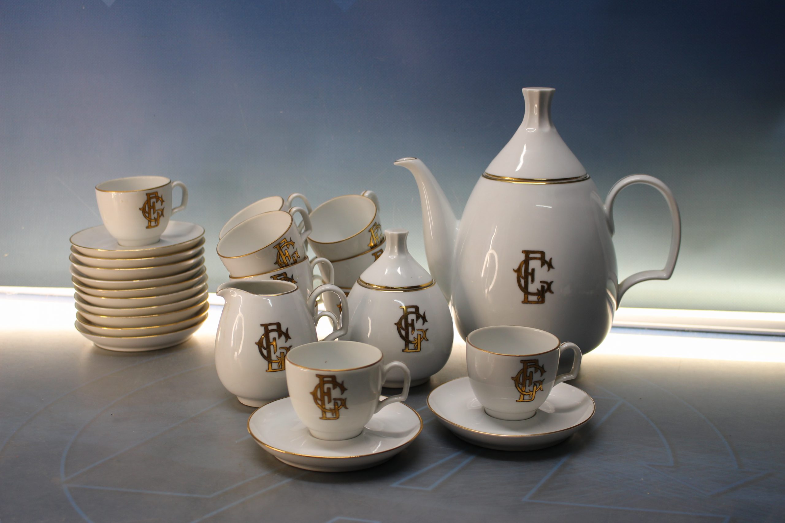 Juego café o té porcelana blanca y oro.