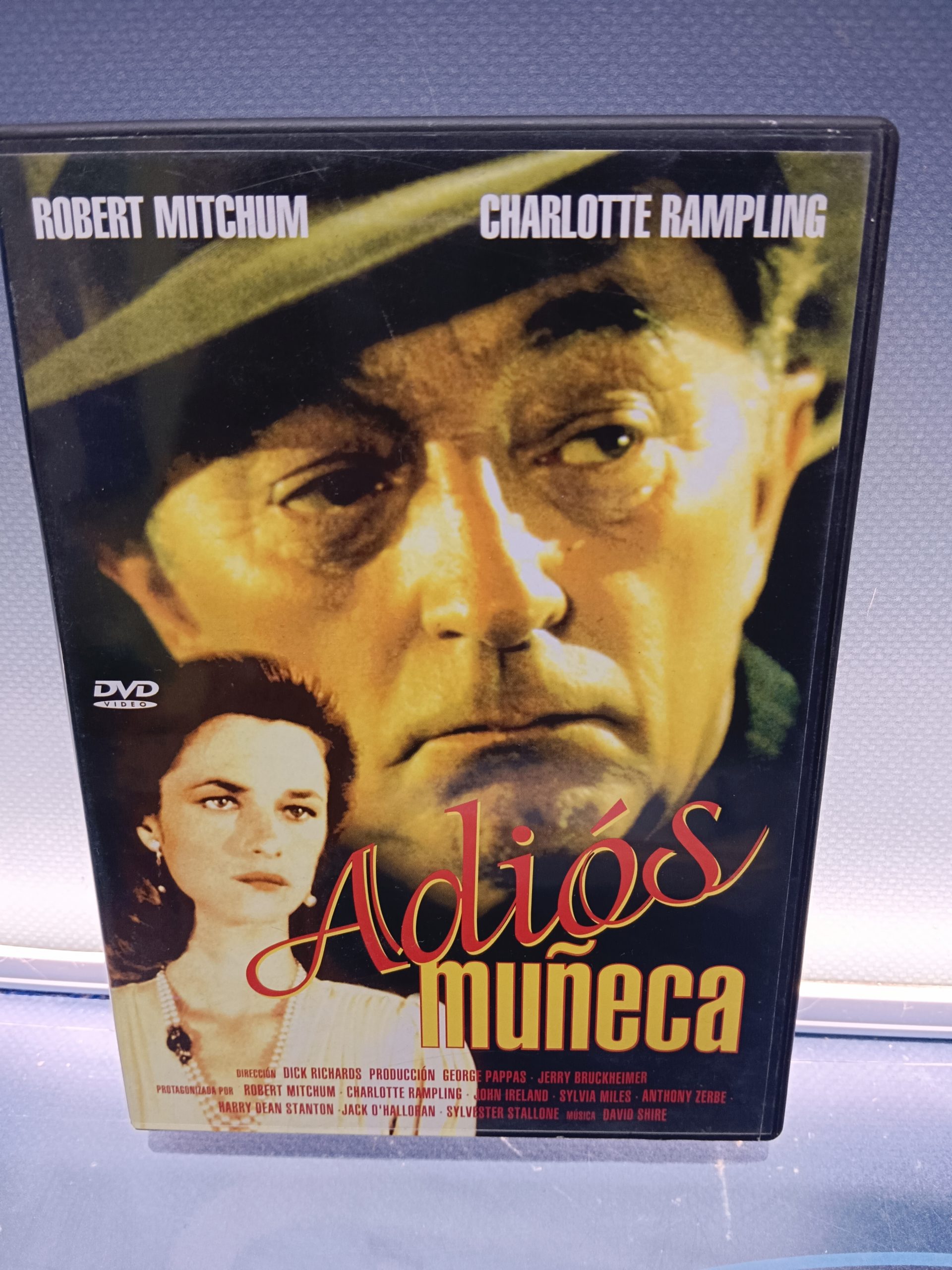 dvd, ADIOS MUÑECA. ROBERT MITCHUM Y CHARLOTTE RAMPLING