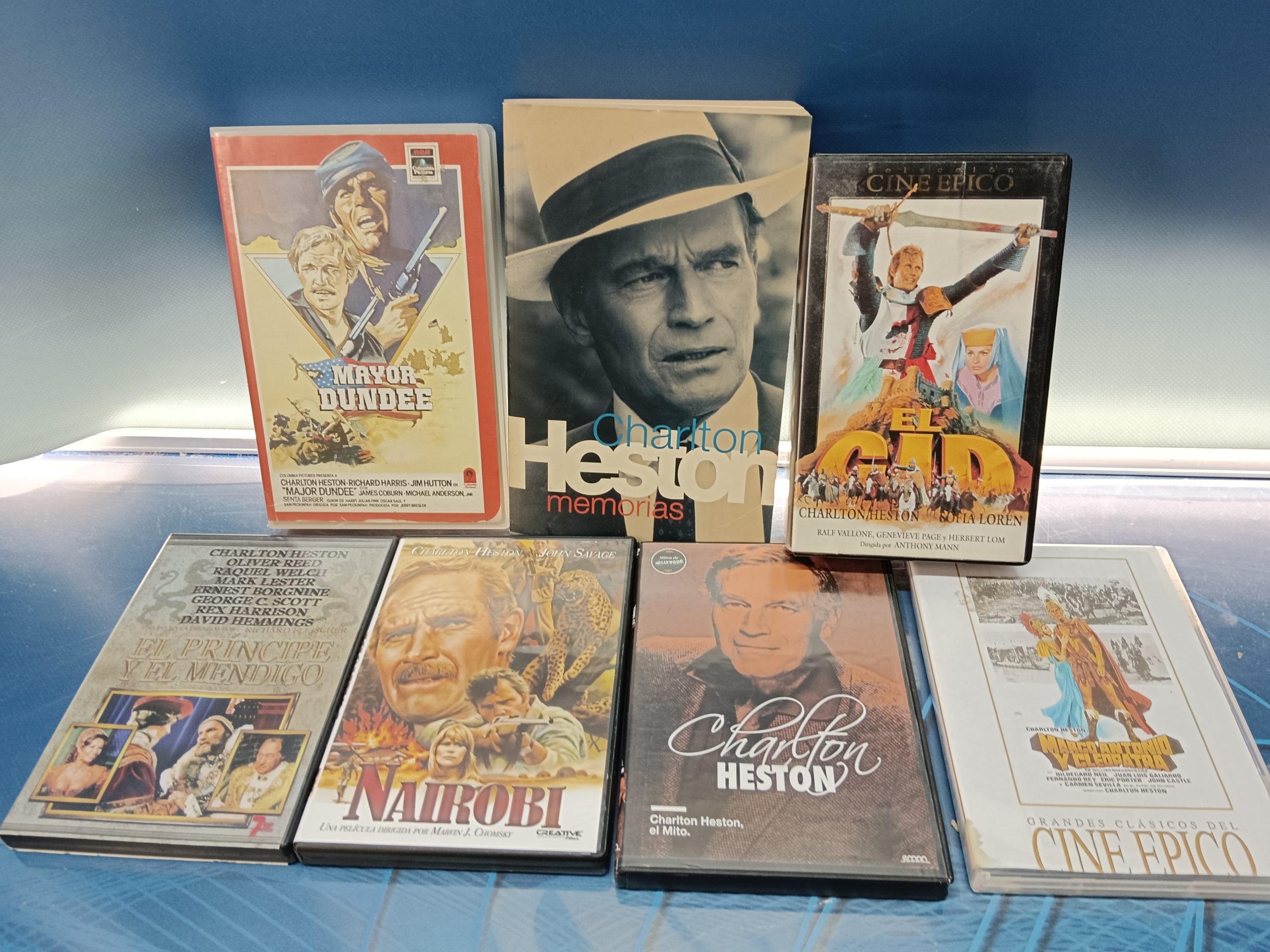 IMG_20250107_182606 Lote CHARLTON HESTON cintas VHS + libro + 4 dvds - Imagen 1
