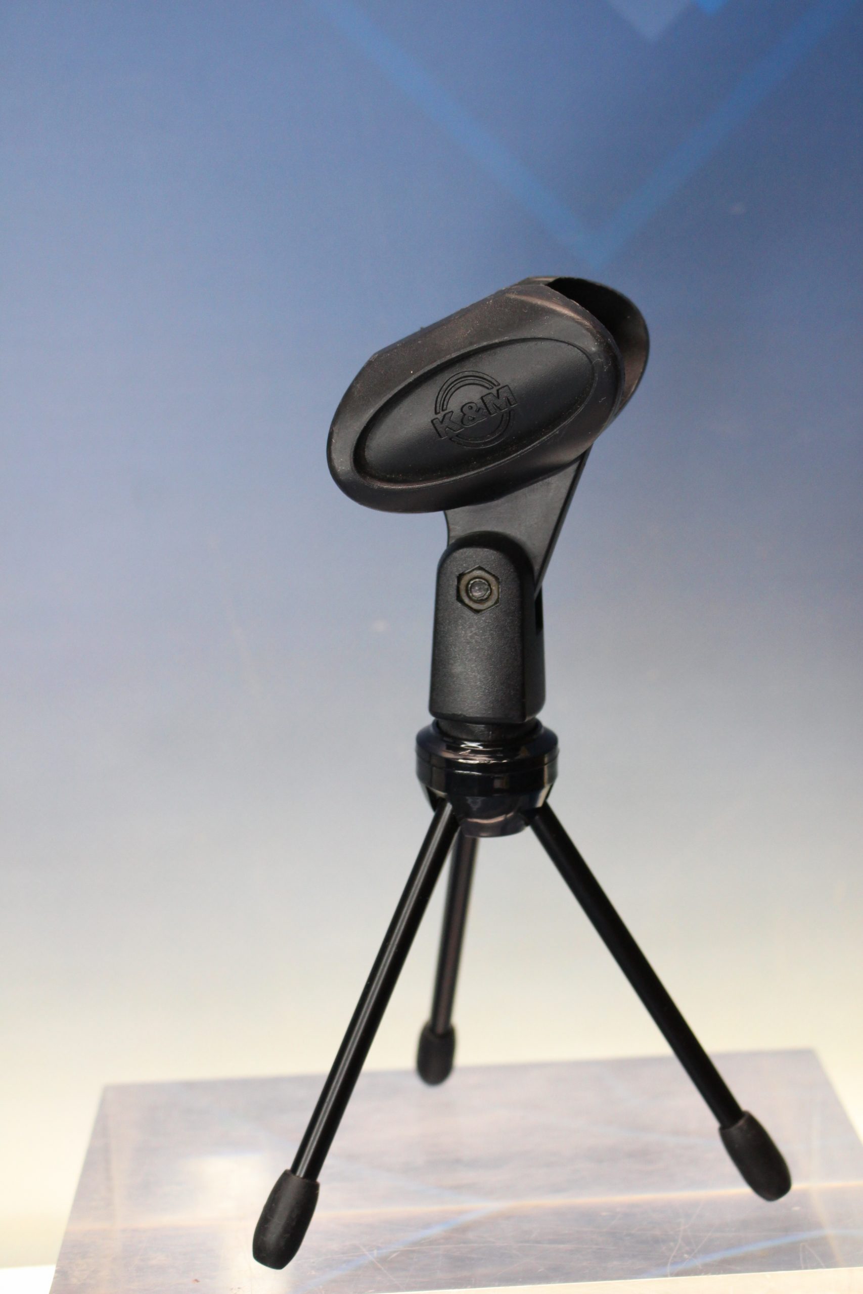 K&M pie de mesa con pinza para micrófono.
