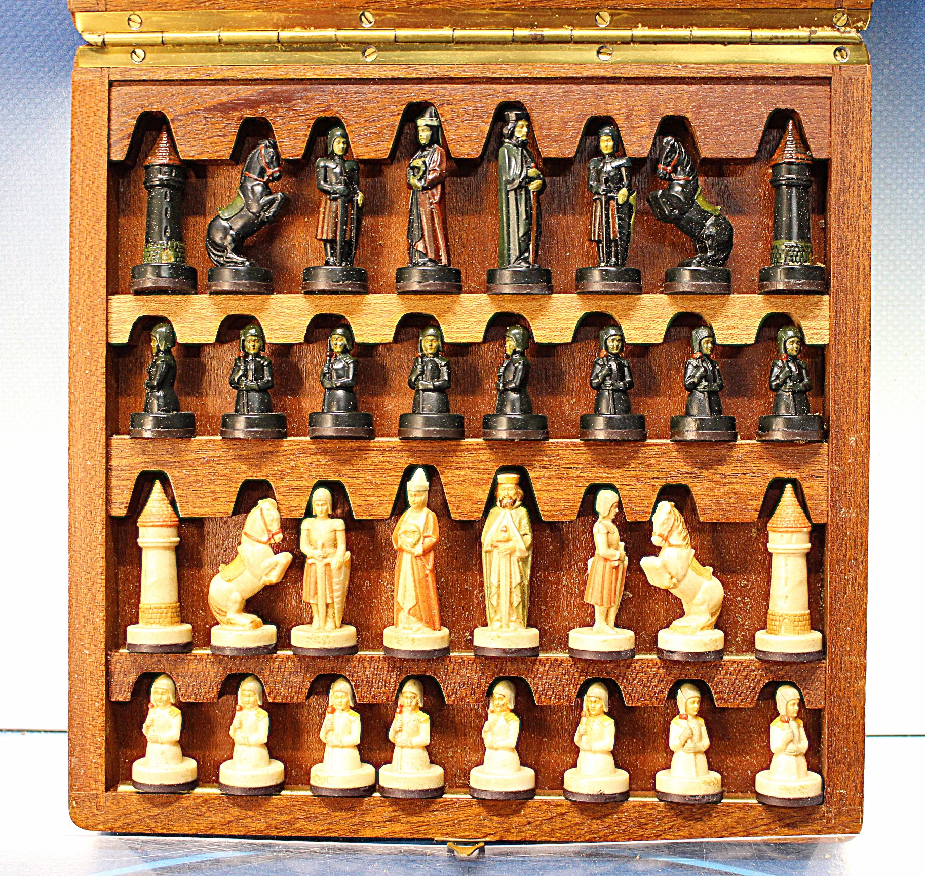 IMG_3865 Toriart Collection: Ajedrez magnético pintado a mano en resina. Caja de madera. - Imagen 1