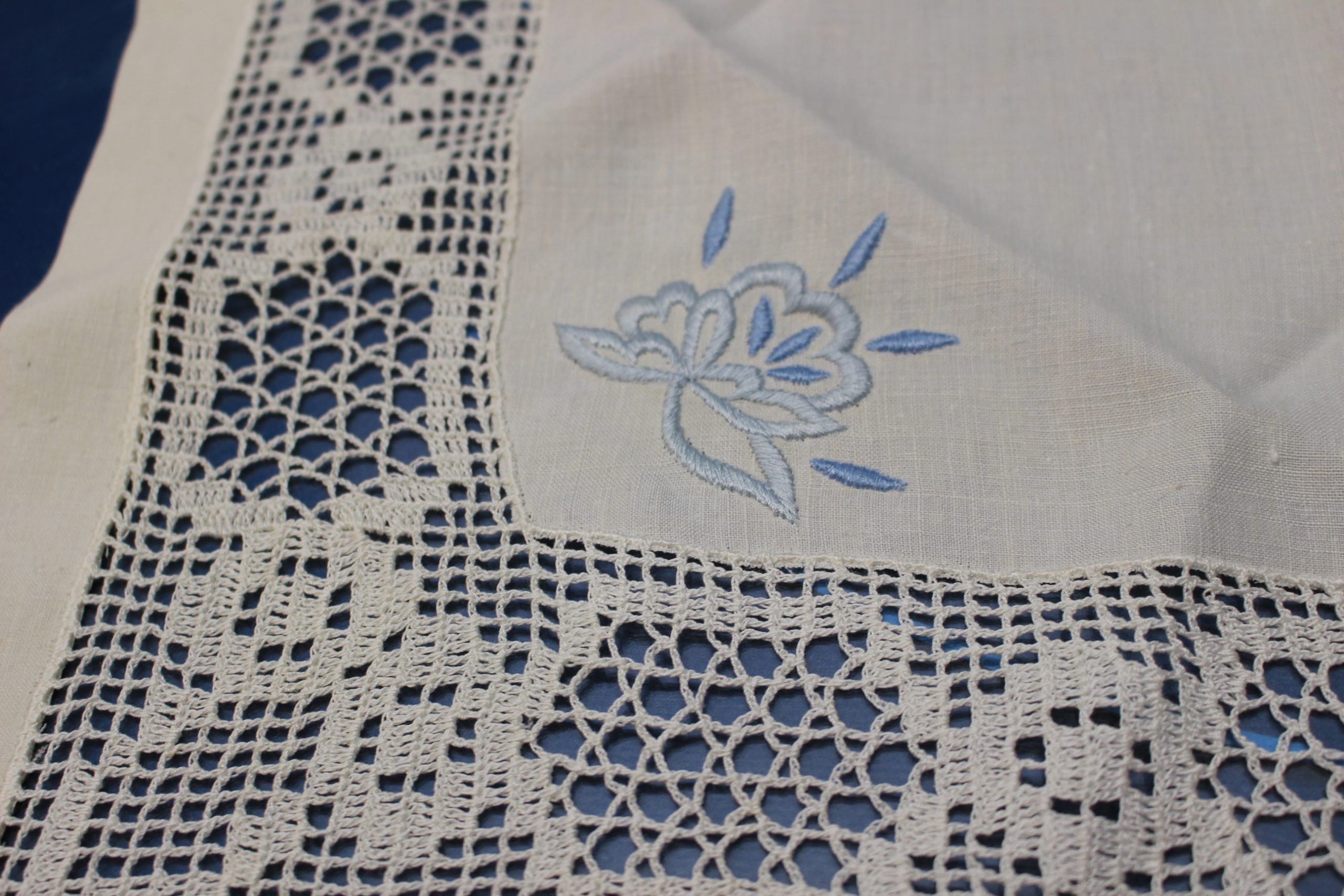 Juego de mantel y servilletas bordado a mano y ganchillo. Años 40 – 50.