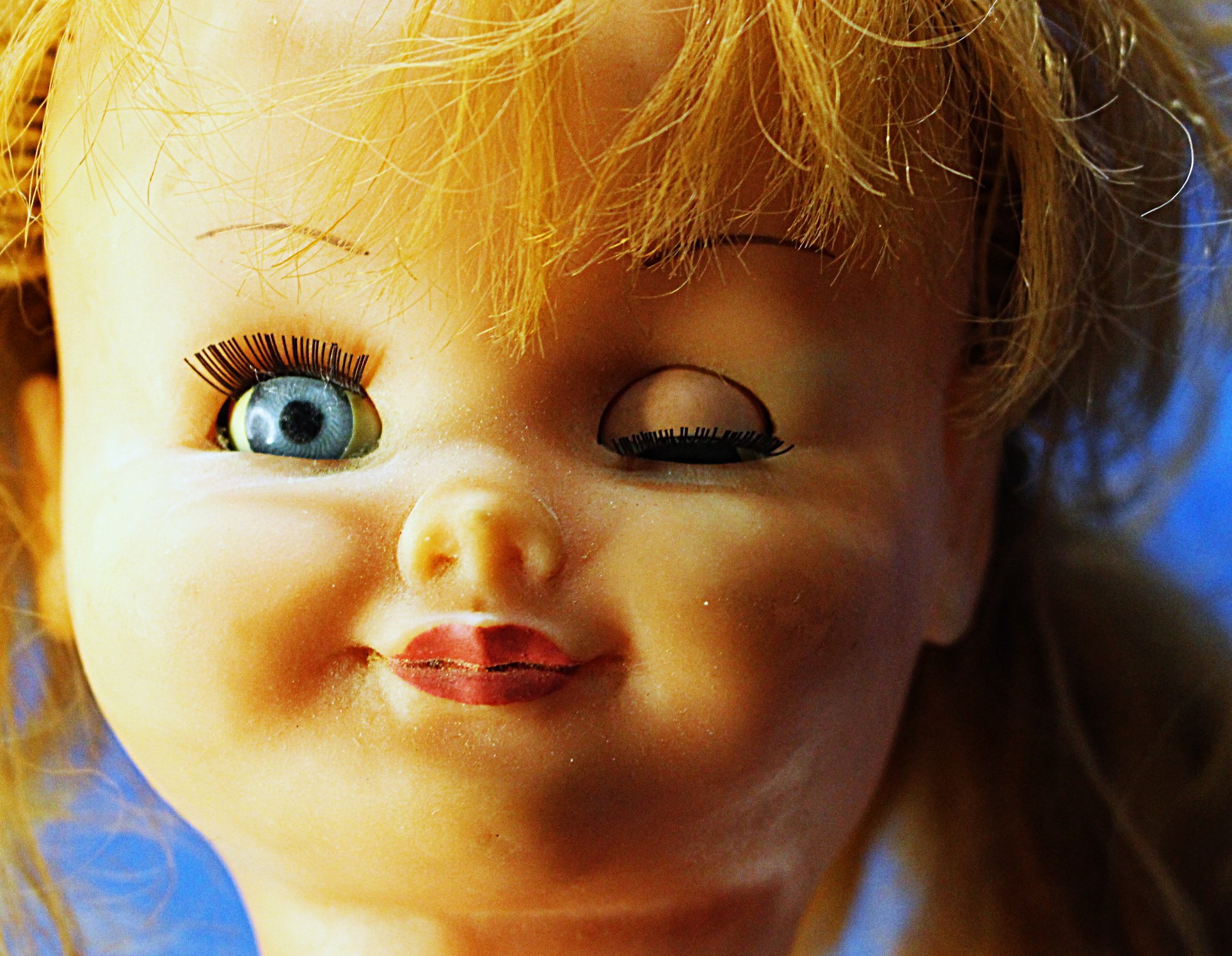 Muñeca ojos azules durmientes, 46 cm. Sin firma.