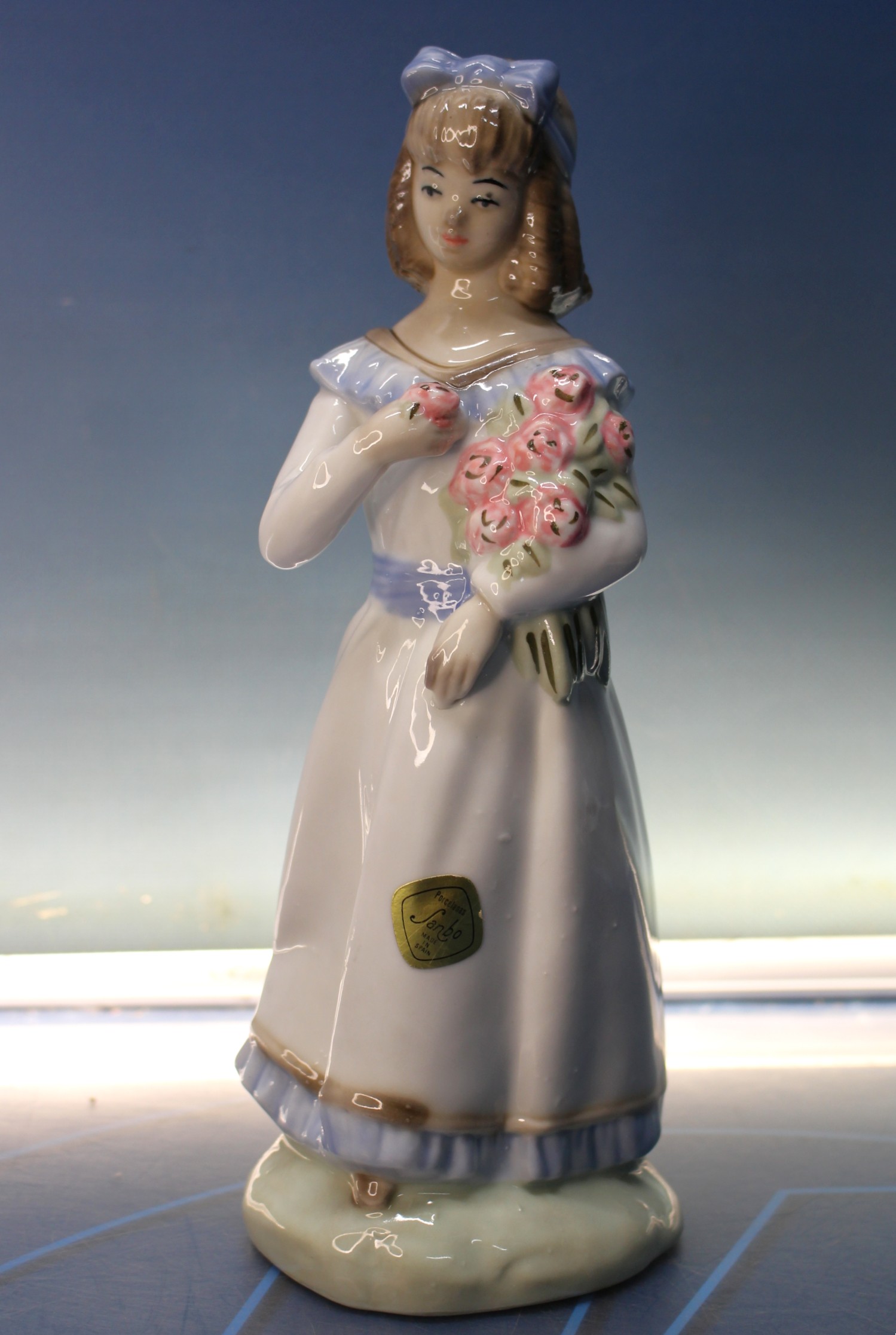 IMG_5944 Figura de porcelana Sanbo. Niña con flores. España. - Imagen 1