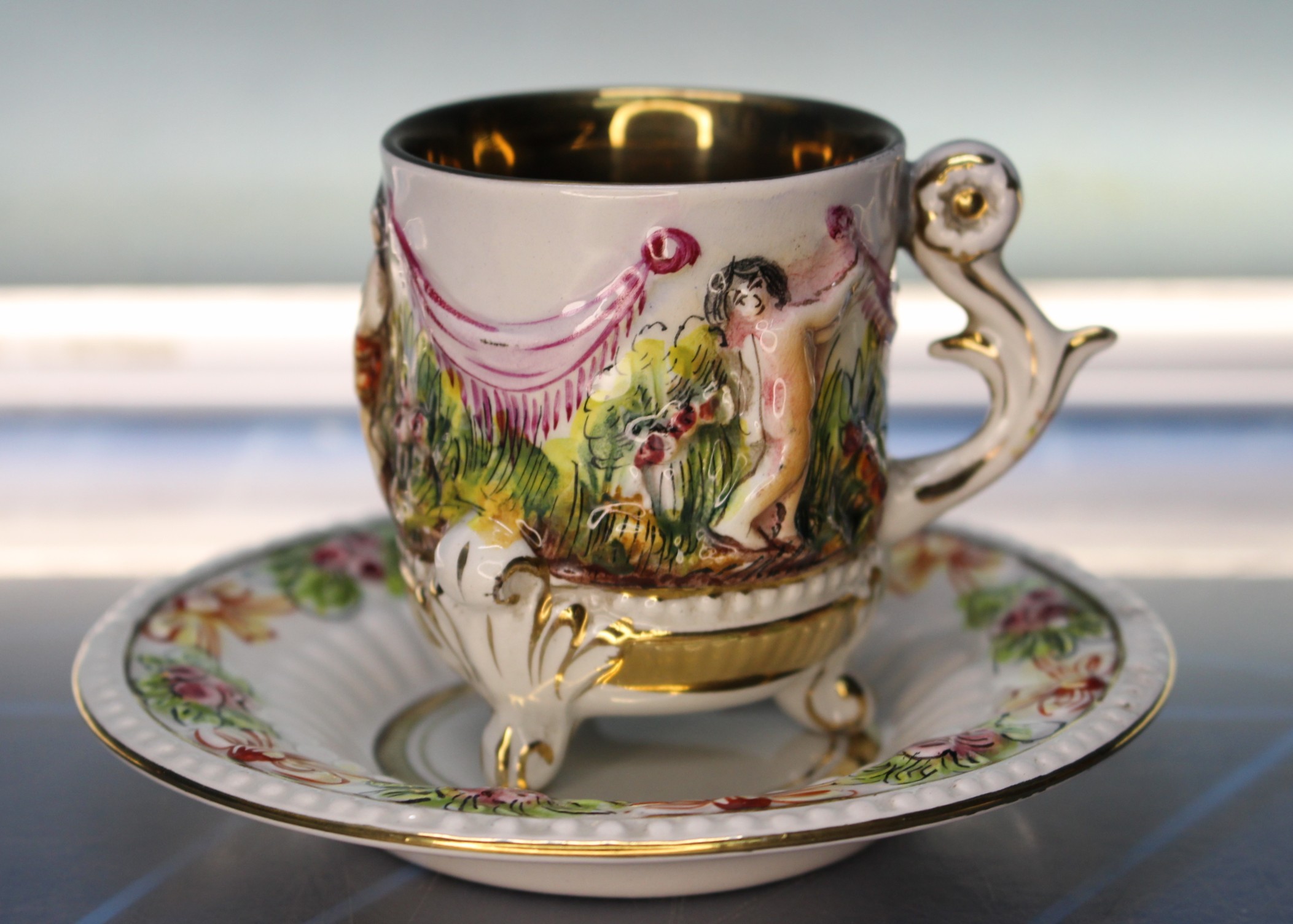 Taza y plato de café porcelana Capodimonte.