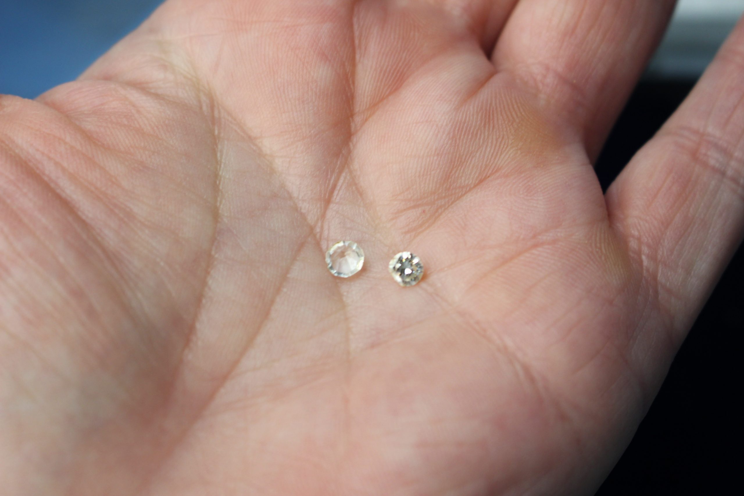 IMG_7629 2 Circonitas talla diamante de 3 x 4 mm aprox. - Imagen 1