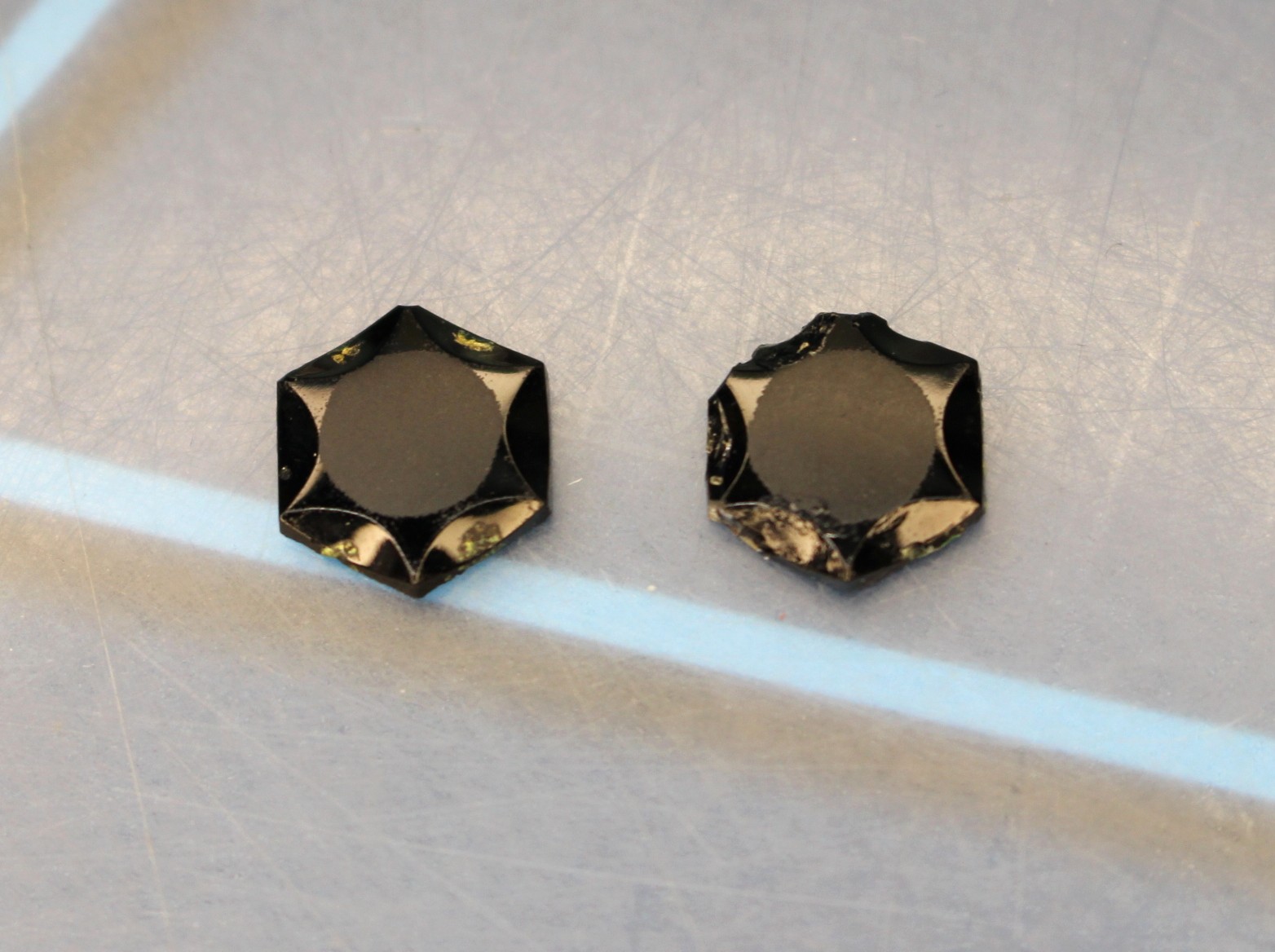 2 Azabaches tallados de 11 mm aprox.