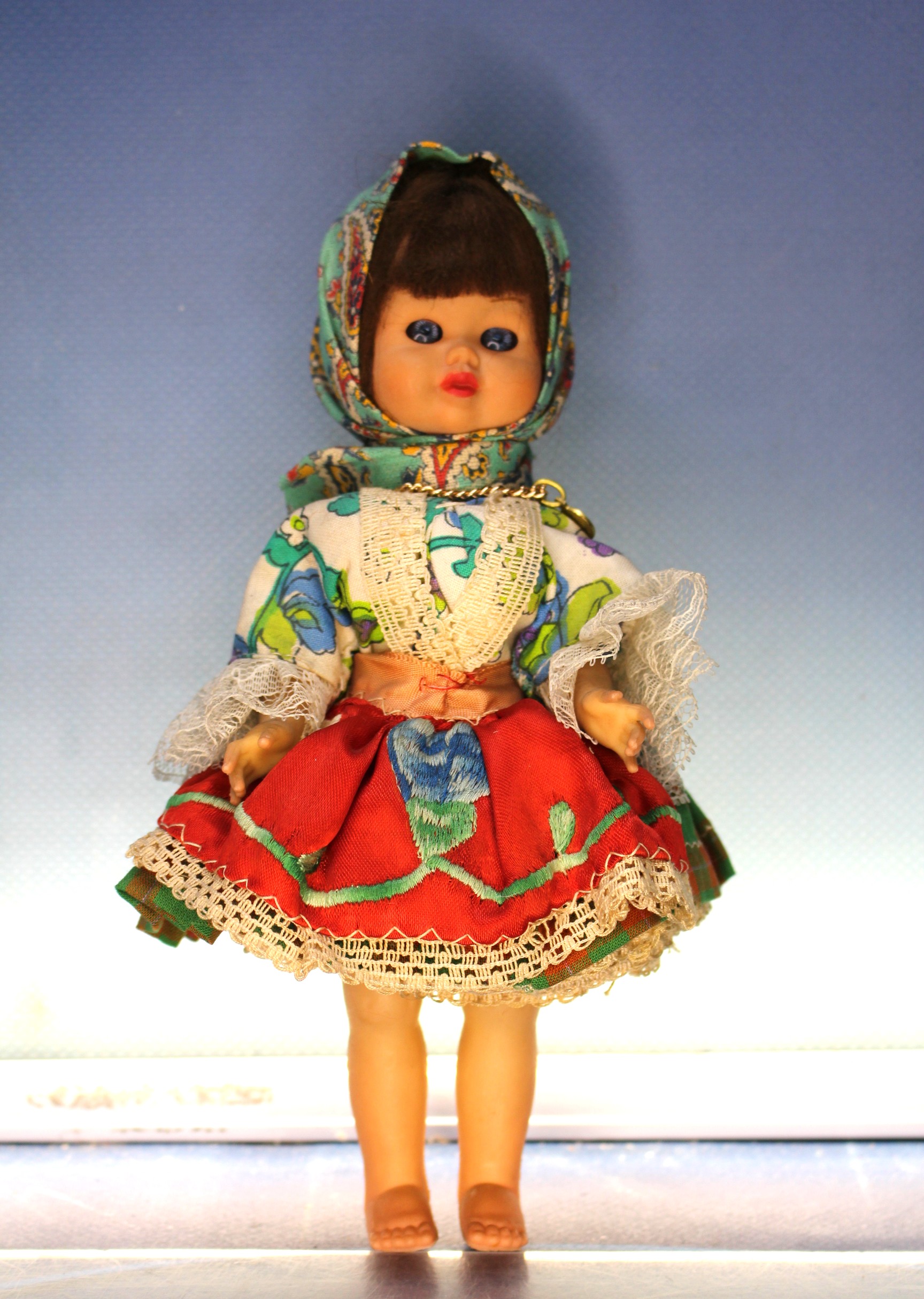 Muñeca traje regional de Portugal, Nazaré ¿celuloide, composición?