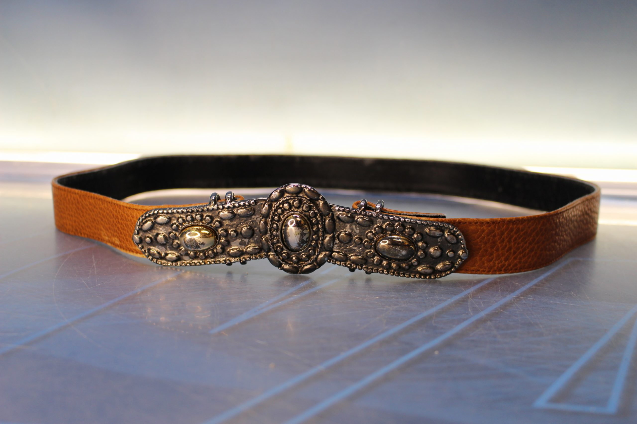 Cinturón de piel marrón ocre y metal boho.