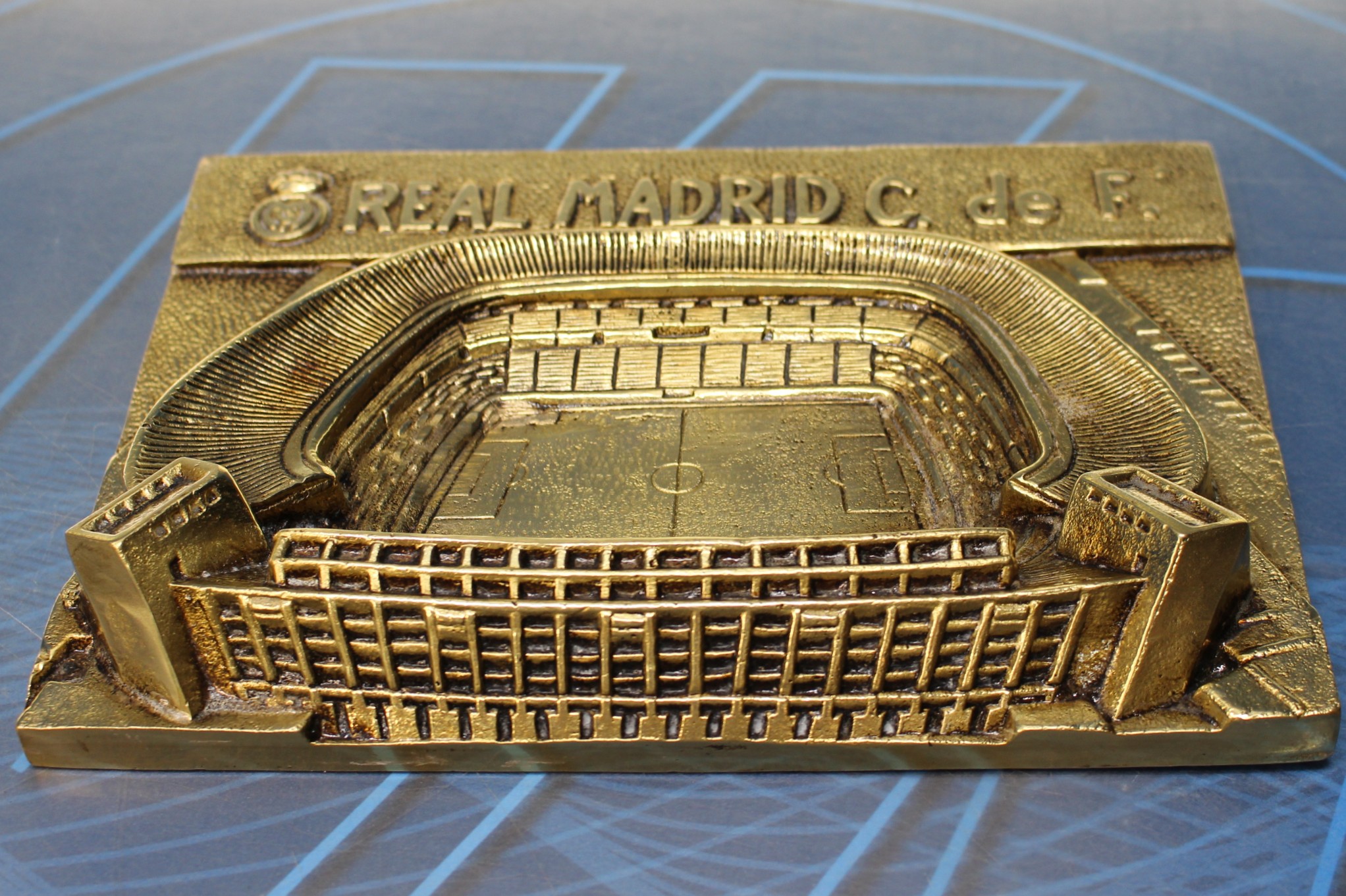 Real Madrid. Santiago Bernabeu. Bajorrelieve en plancha de bronce.