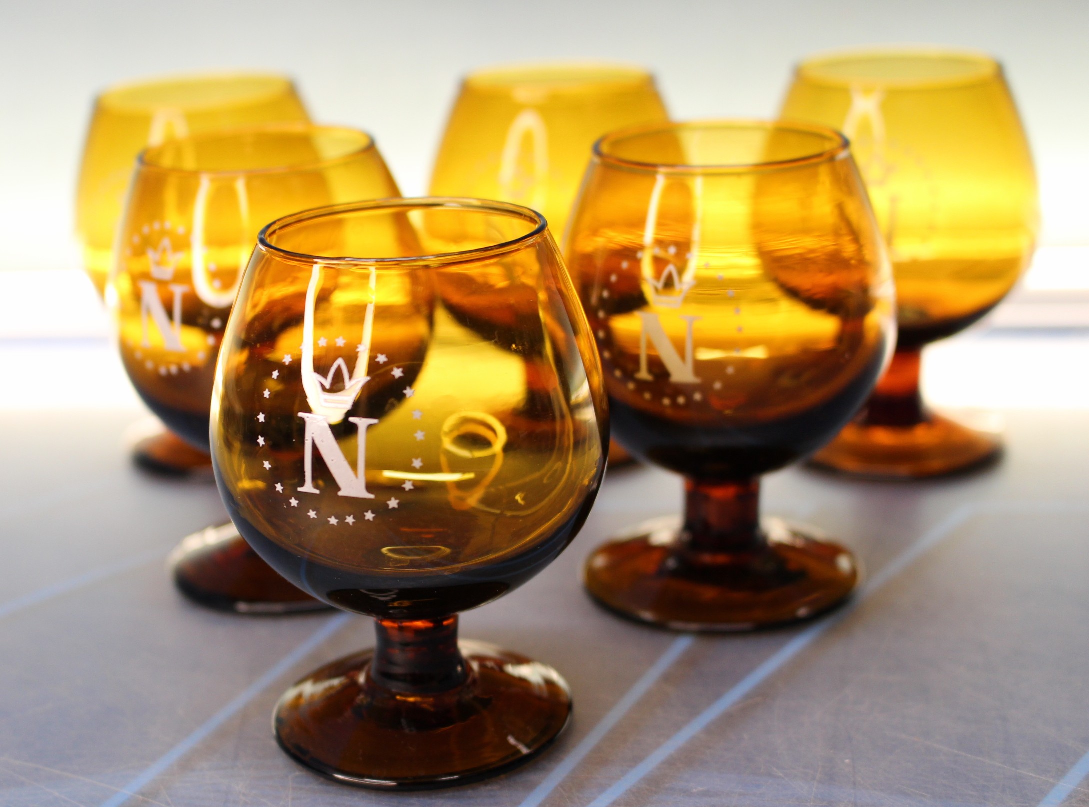 IMG_0907 6 pequeñas copas de coñac Napoleón cristal ámbar. - Imagen 1