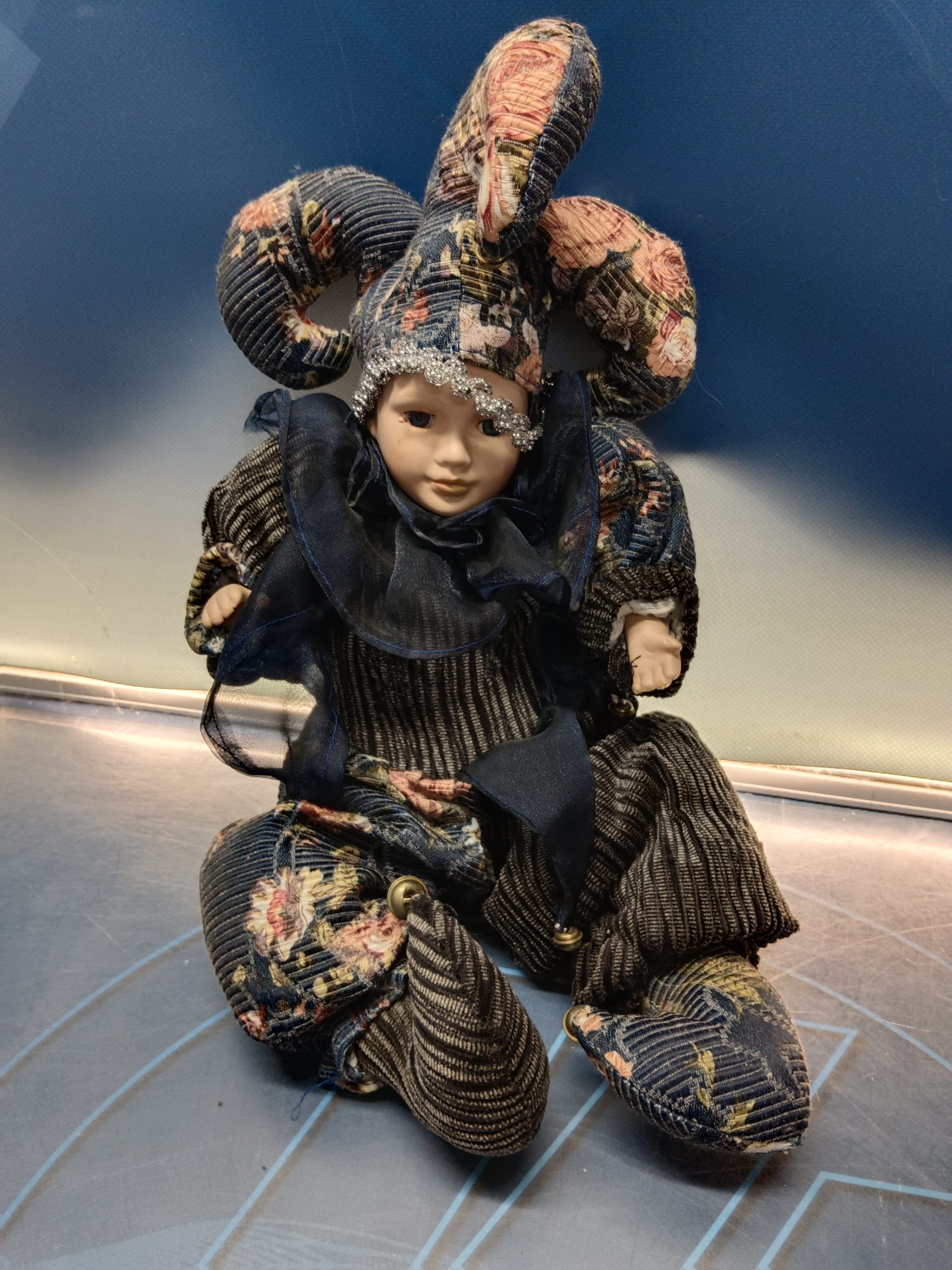 Muñeca decorativa Arlequín, cuerpo de trapo, cabeza porcelana, 38 cm