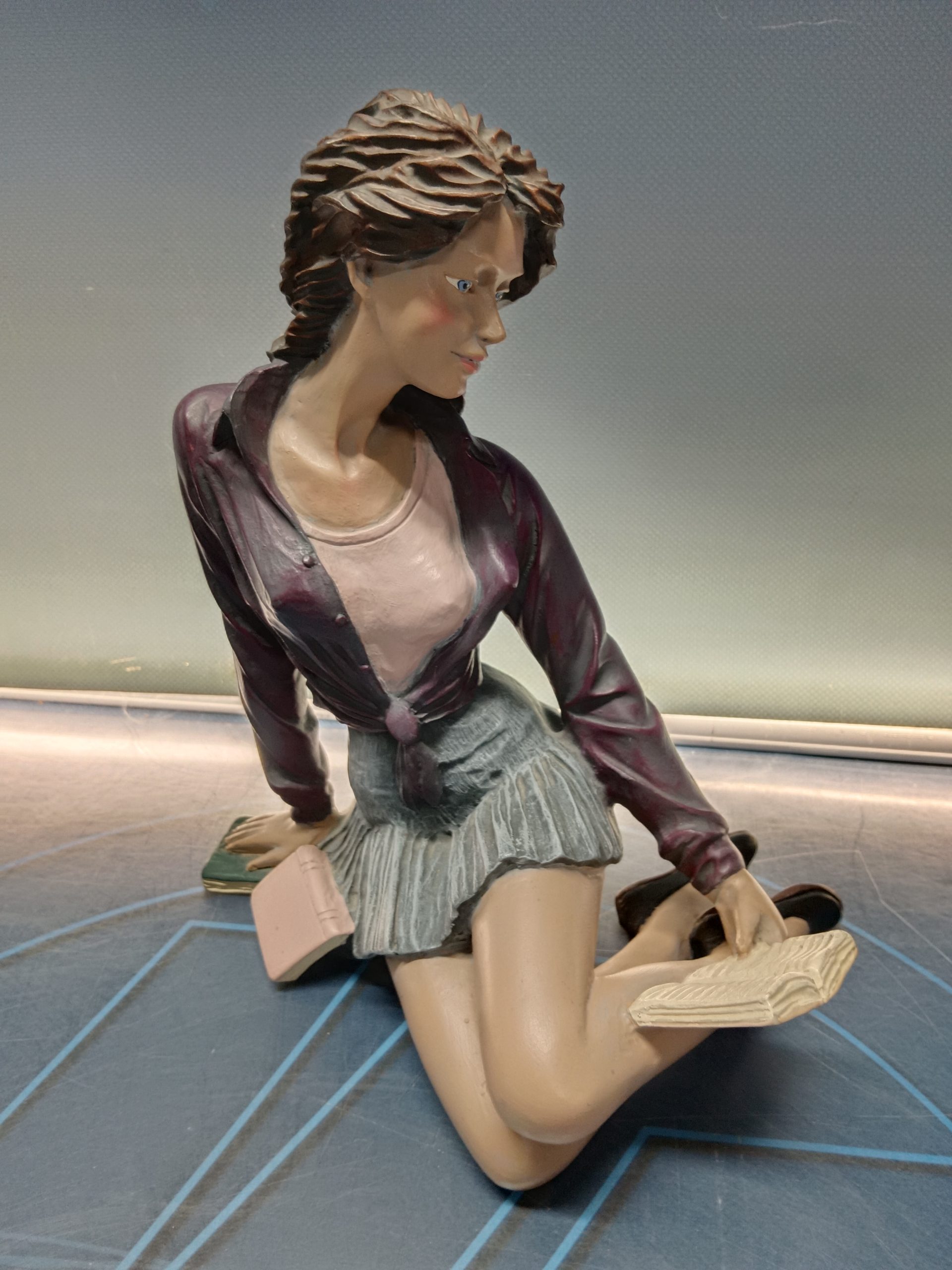 Figura decorativa mujer leyendo 27x24x17 cm