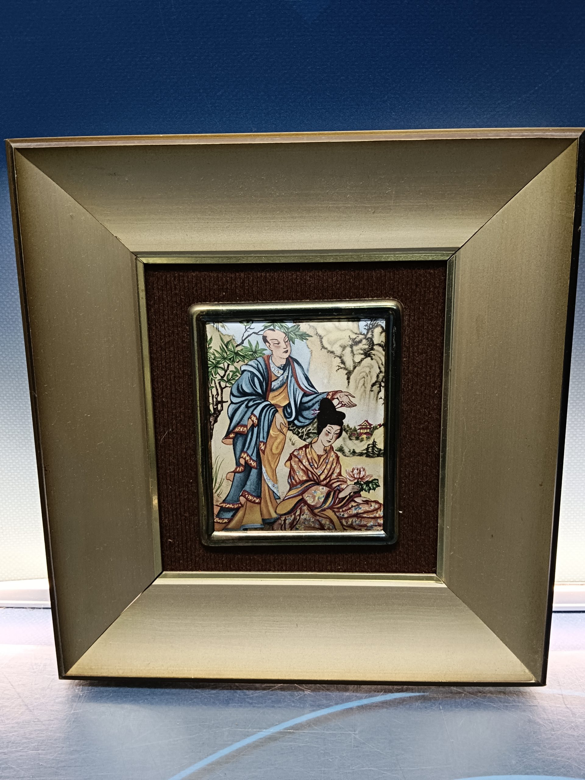 Cuadro , 24x23 cm. marco metálico pintura china, imágen costumbrista