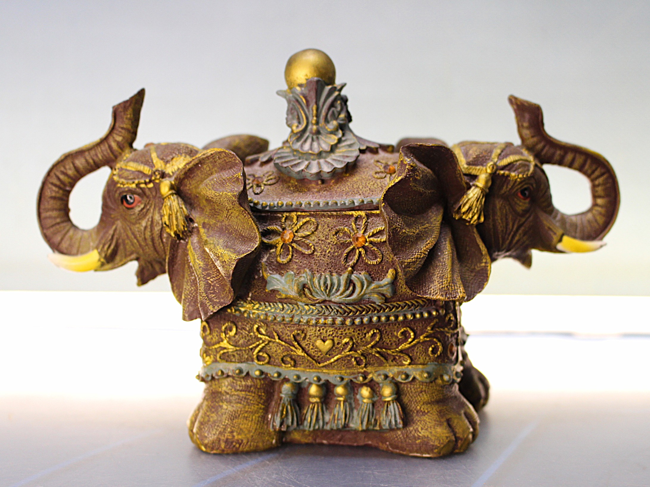 Joyero elefante bicéfalo. Resina.