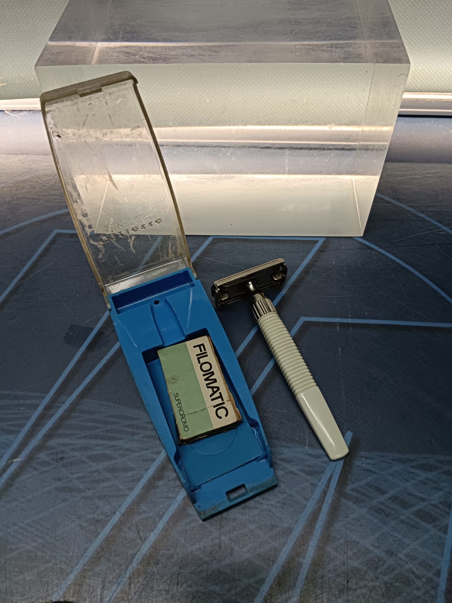 IMG_20250516_100727 Maquinilla Gilette Slim Twist en su caja original . con cuchillas filomatic - Imagen 1