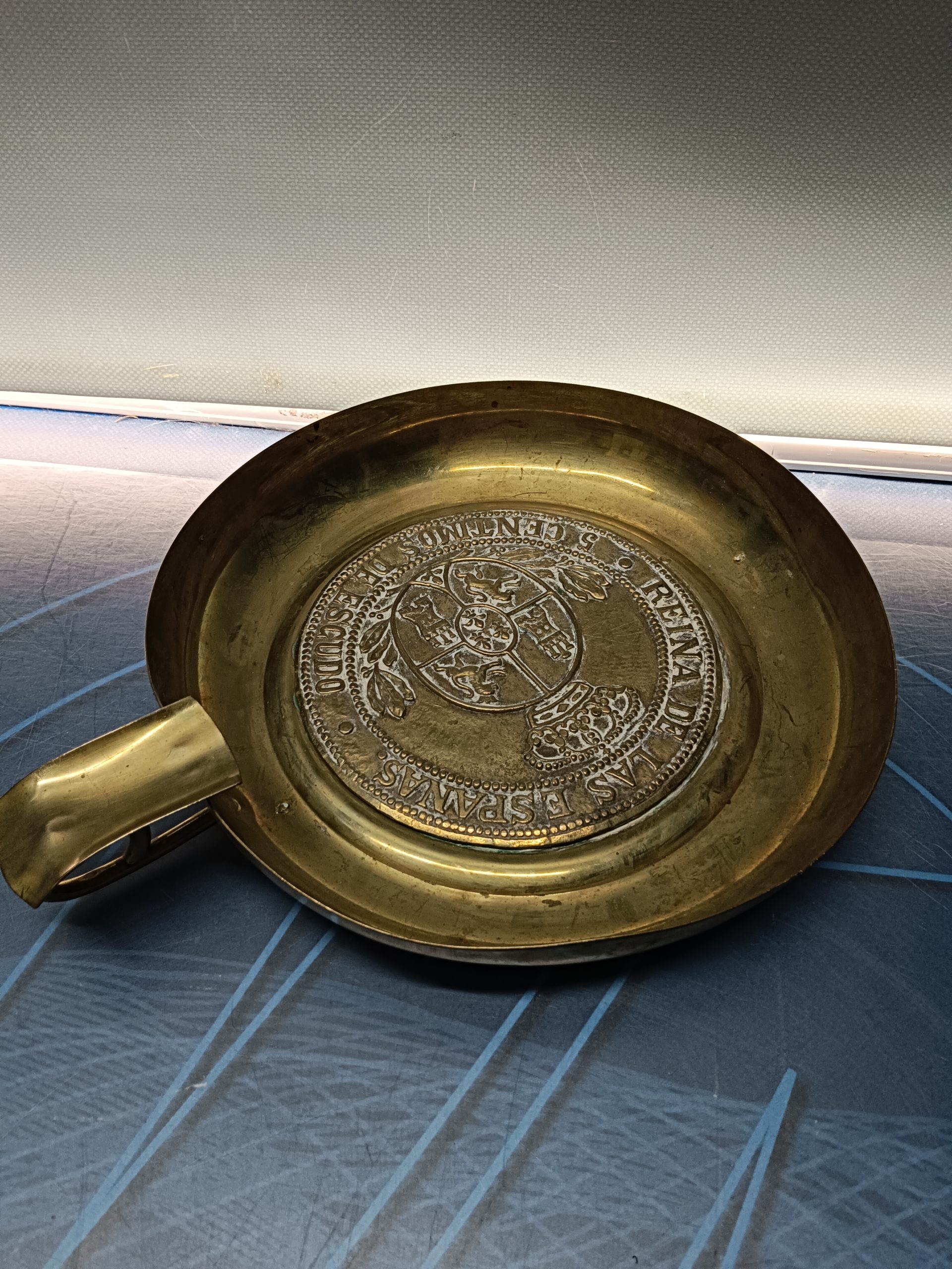 Cenicero de laton, bronce, Reina de las Españas, 5 céntimos de escudo, 24 cm. de diametro