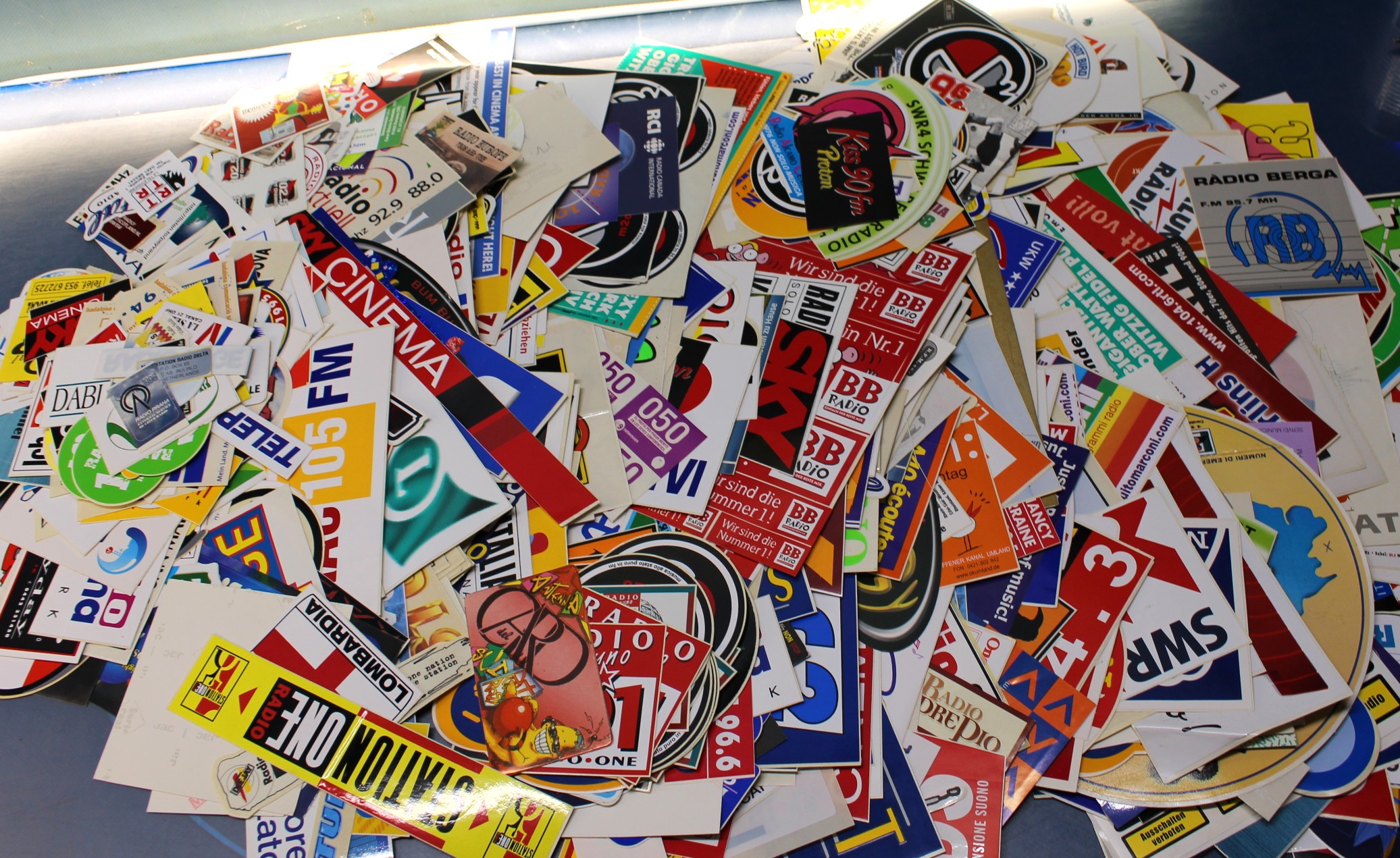 Pegatinas emisoras de radio extranjeras.