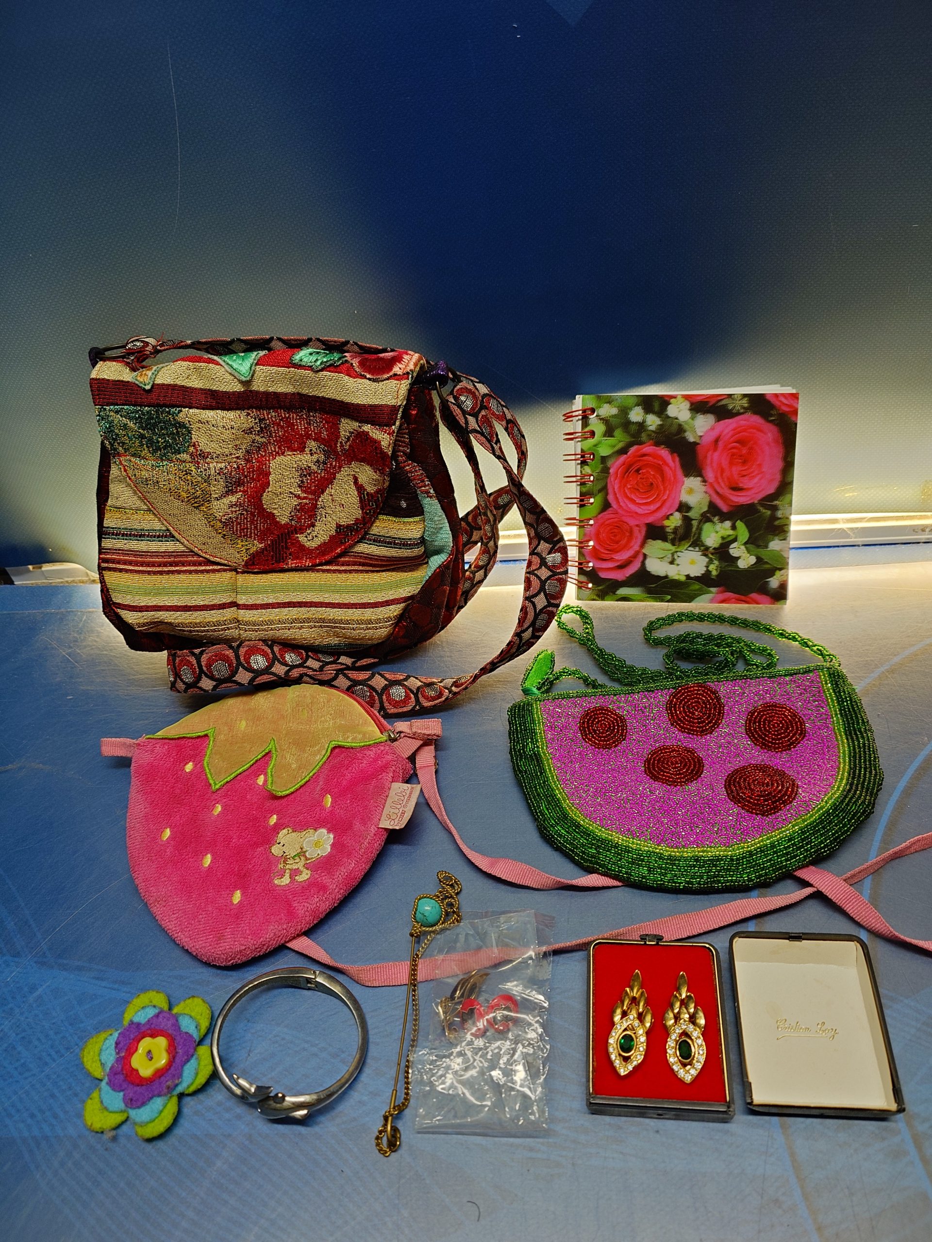 Juego, tres mini bolsos, cuaderno y bisutería