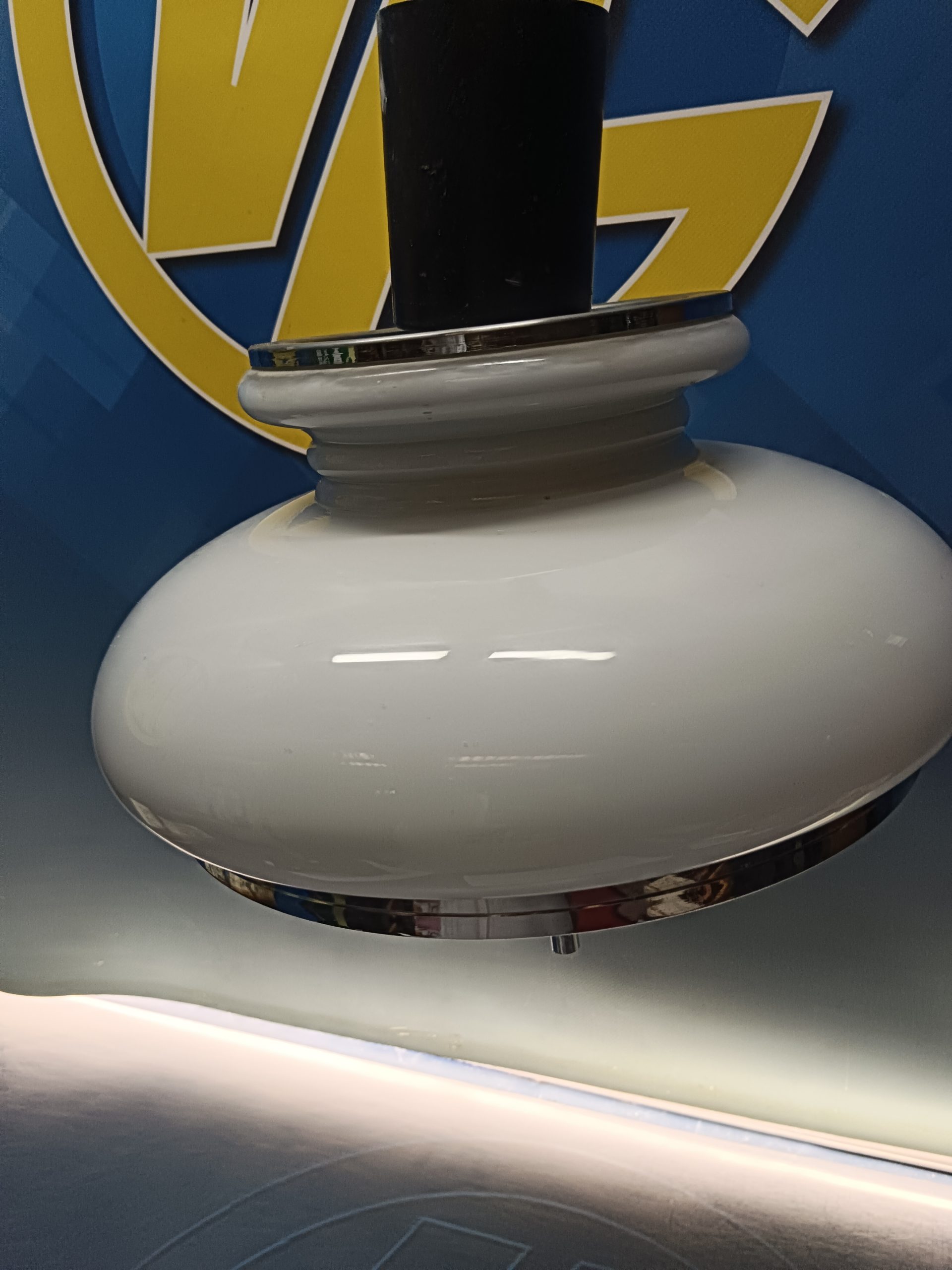 lampara de techo, opalina, cromada, vitage, años 70, plastico rigido, medidas: alto 70 cm, diametro, 35 cm. 1974, regulable rolly