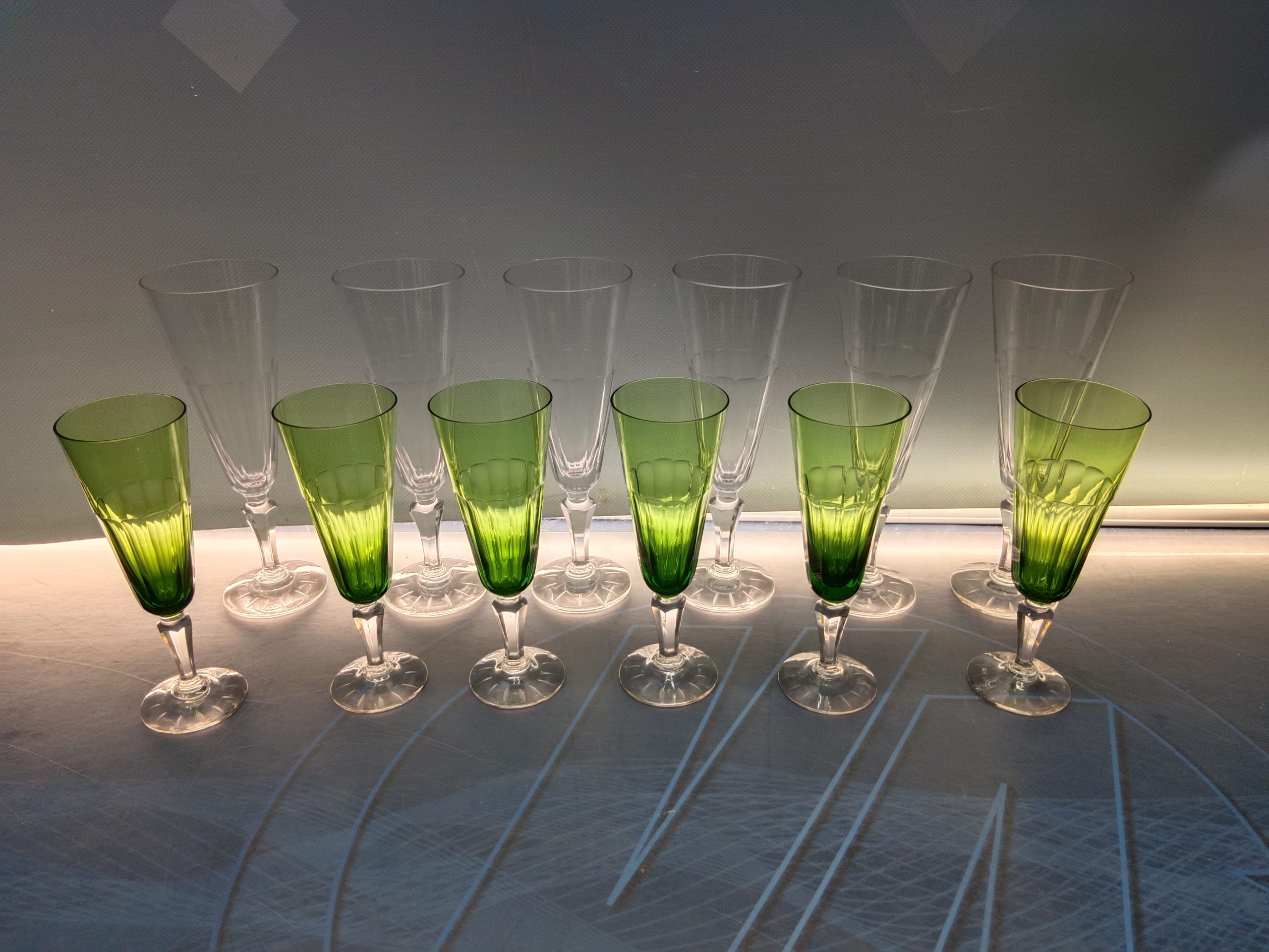 Juego de compas de champan, 6x2 copas de champan o flautas, cristal y color verde esmeralda, años 70