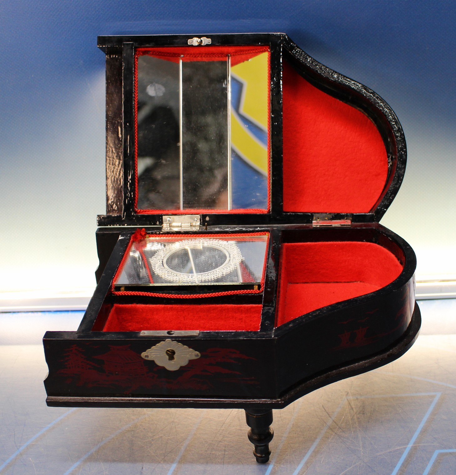 Joyero, caja de música en forma piano, laca china.