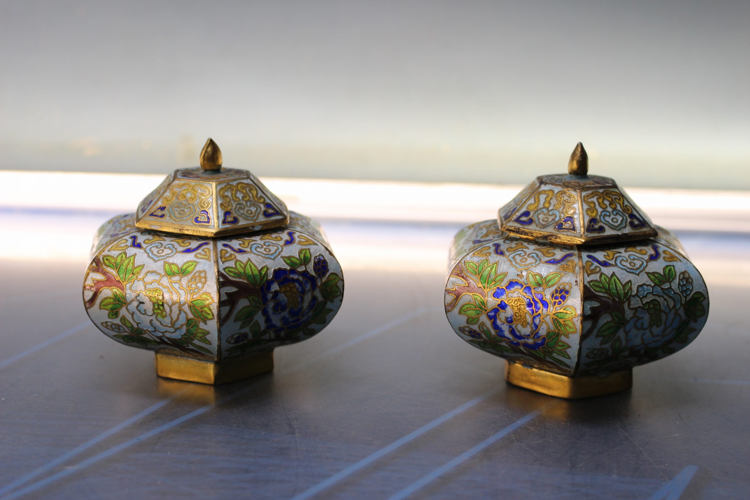 Pareja de pequeños tibores de cloisonné. China.