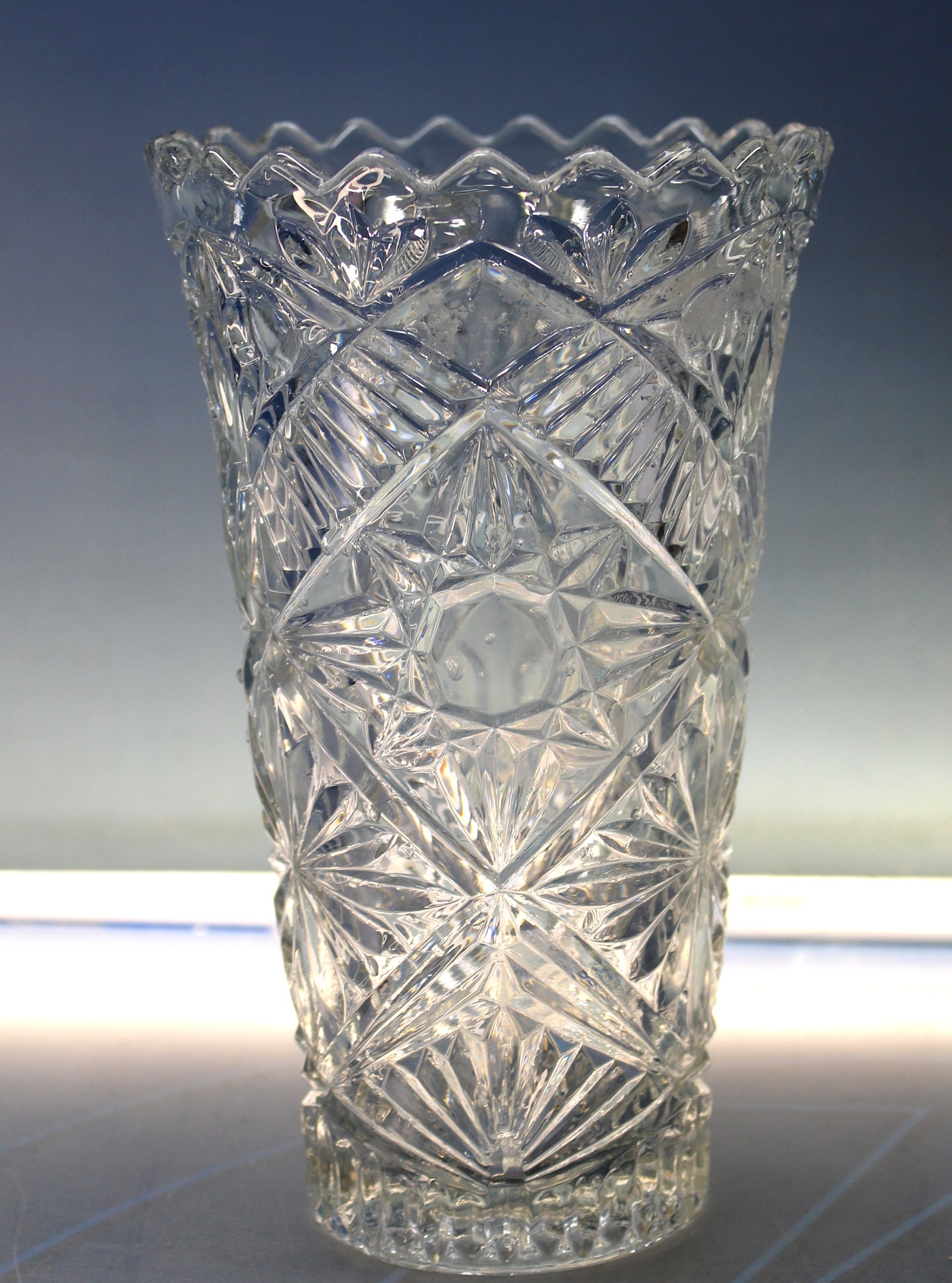 IMG_4738 Jarrón de cristal tallado, mediados s.XX. - Imagen 1