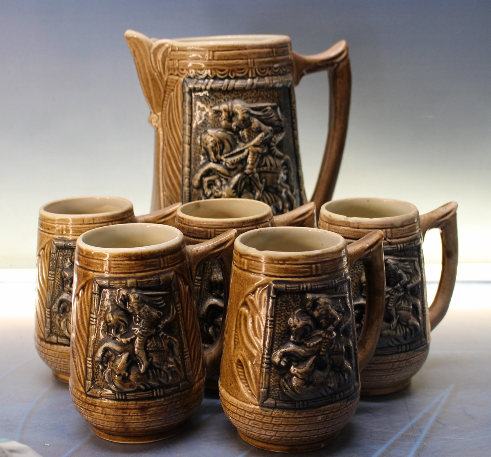 IMG_4749 Jarra y jarritas de cerveza. Cerámica con relieve de san Jorge y el dragón. - Imagen 1