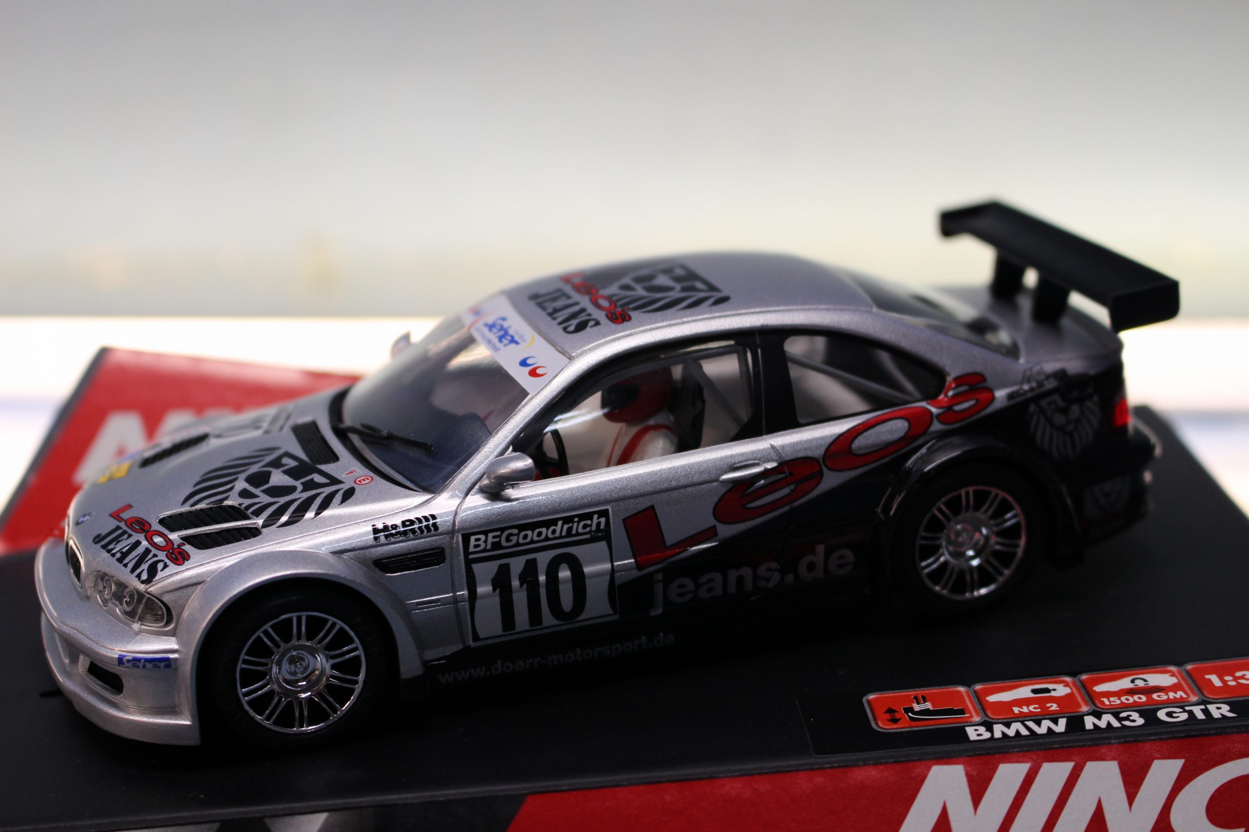 BMW M3 GTR. Leo's. Coche slot Ninco 1/32. Gris plateado.