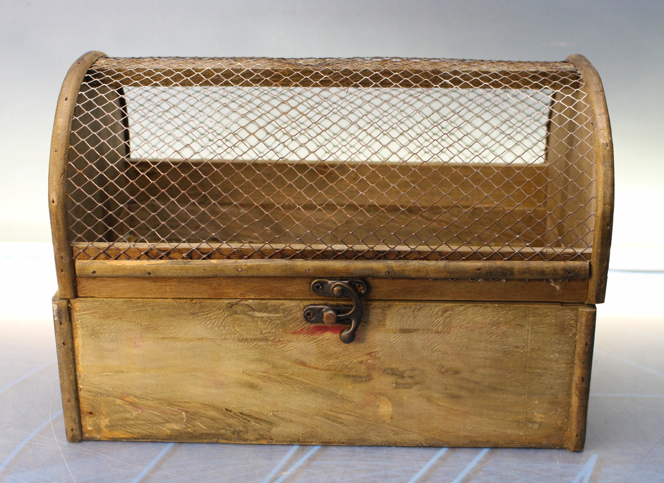 Cofre, pequeño baúl de madera con la parte superior de rejilla.