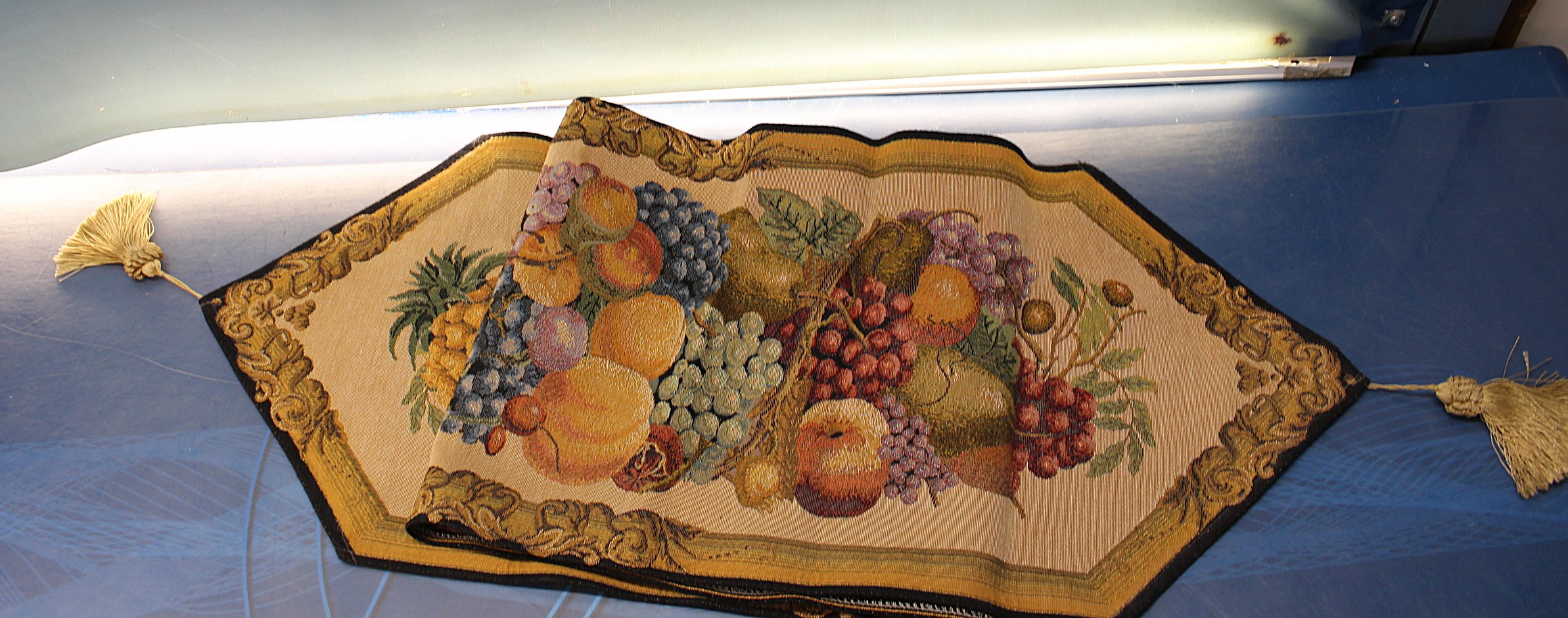 Tapete, camino de mesa espolinado. Frutas, Bélgica.