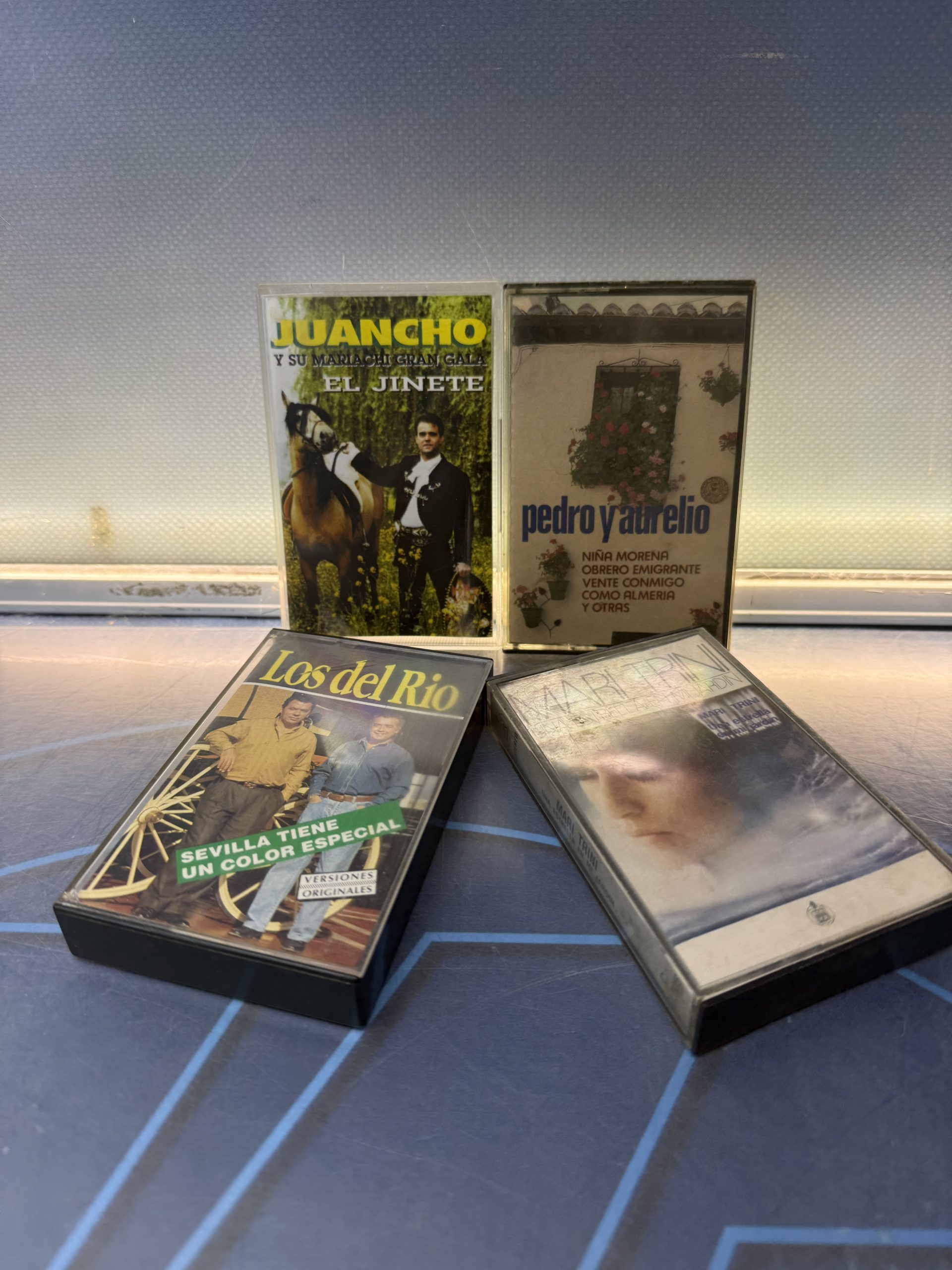 LOTE DE CASETES CON GRANDES TÍTULOS, uno de ellos precintado