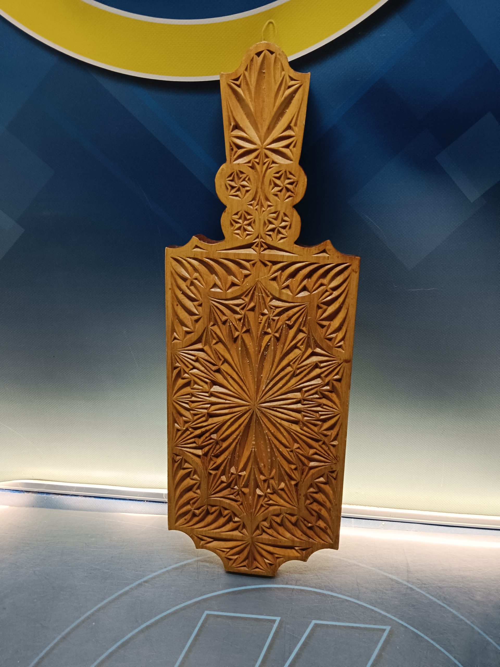 Tabla de madera tallada decoración 50x17x3 cm.