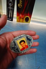 Lote regalo articulos rockabilly, hebilla elvis + Devils Hair cut picks + cd music y mas - Imagen 8