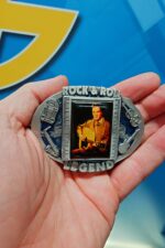 Lote regalo articulos rockabilly, hebilla elvis + Devils Hair cut picks + cd music y mas - Imagen 7