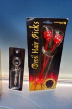 Lote regalo articulos rockabilly, hebilla elvis + Devils Hair cut picks + cd music y mas - Imagen 6