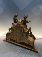 reloj sobremesa bronce, con angeles ( e faltan las alas), no funciona 40x37x17 cm - Imagen 4