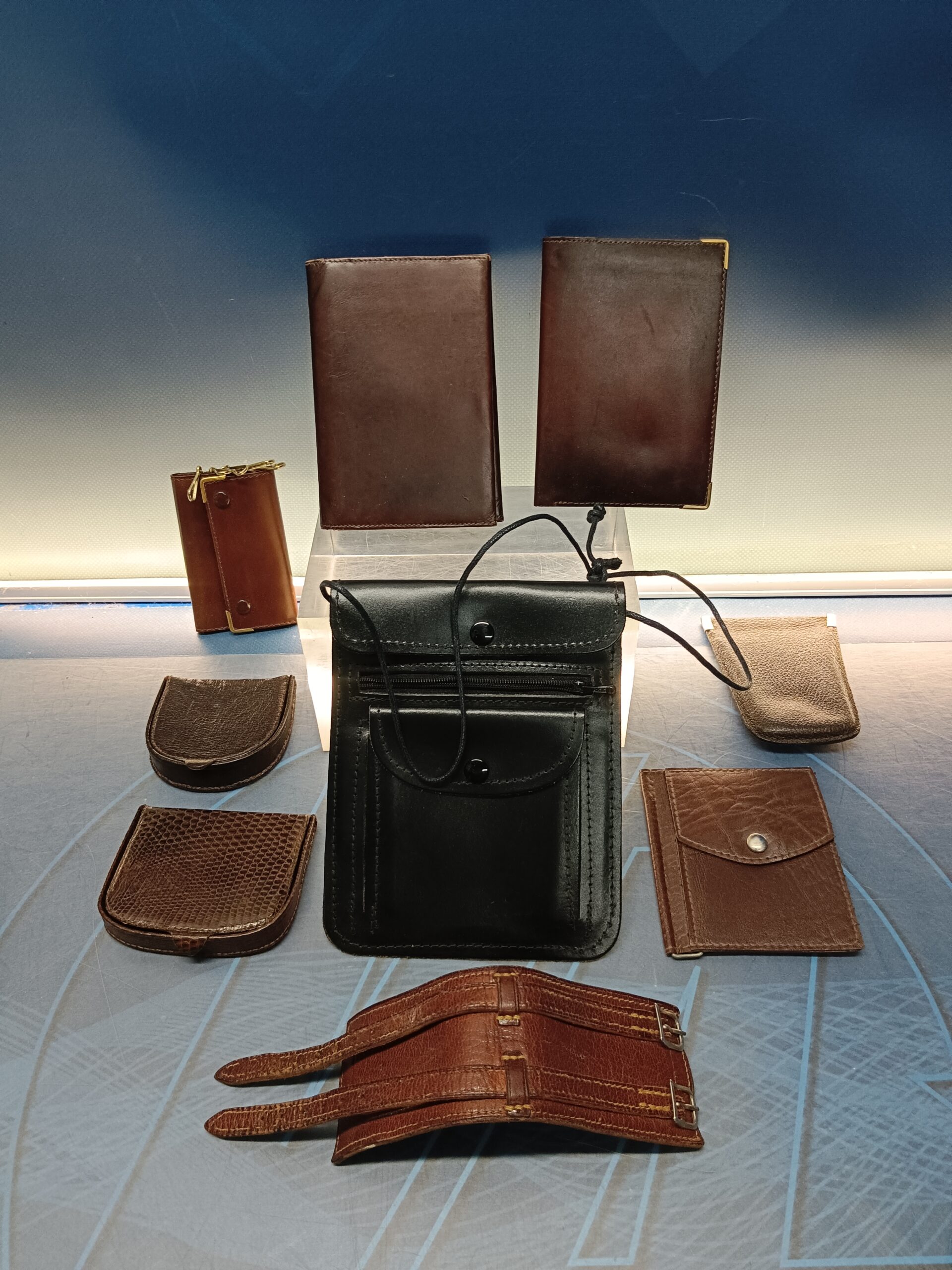 Lote de carteras y monederos y correas y bolsos de piel vintage