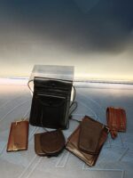 Lote de carteras y monederos y correas y bolsos de piel vintage - Imagen 10
