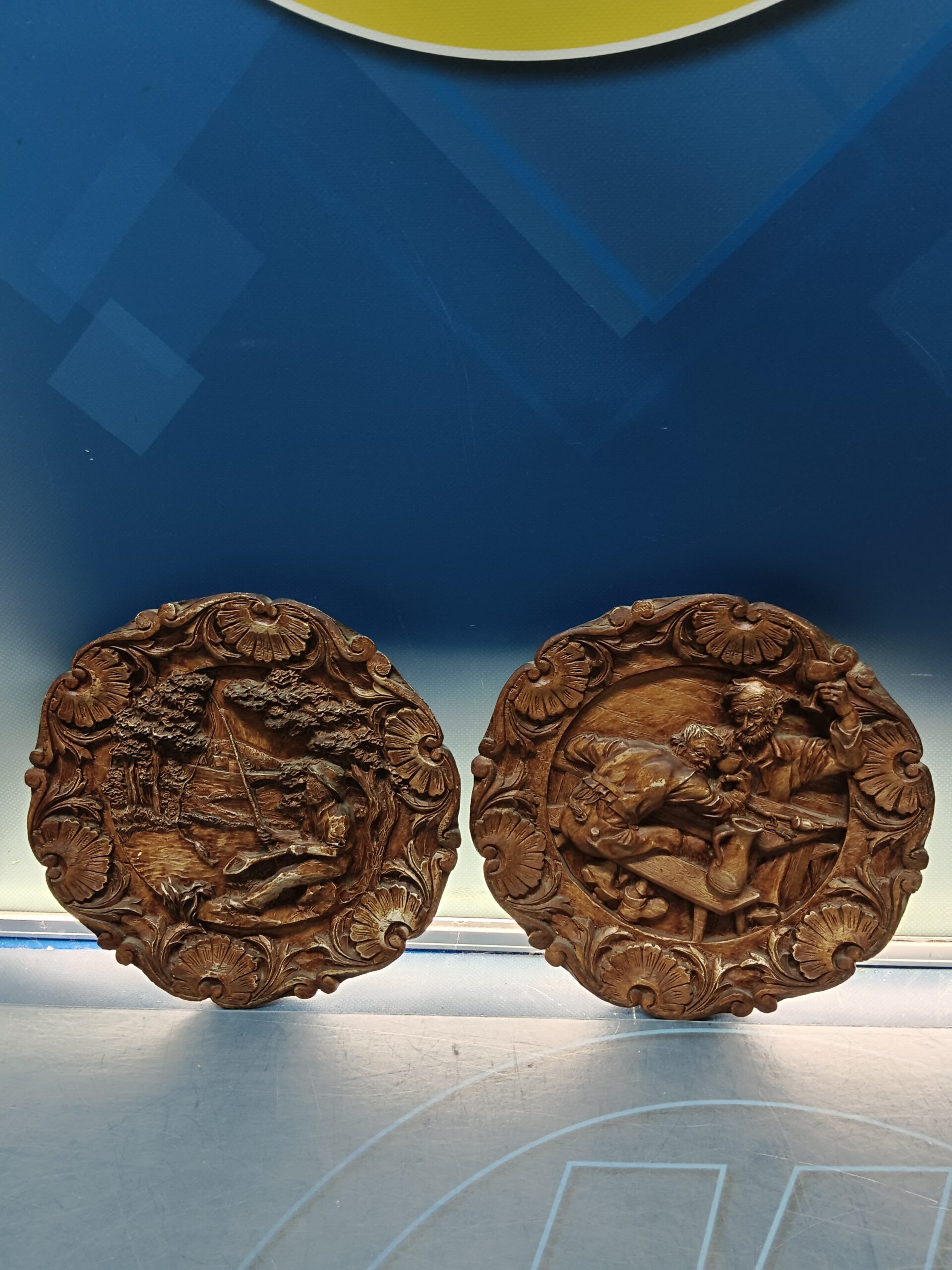 Dos Platos de madera, tallados, 22x22 xcm. Años 70