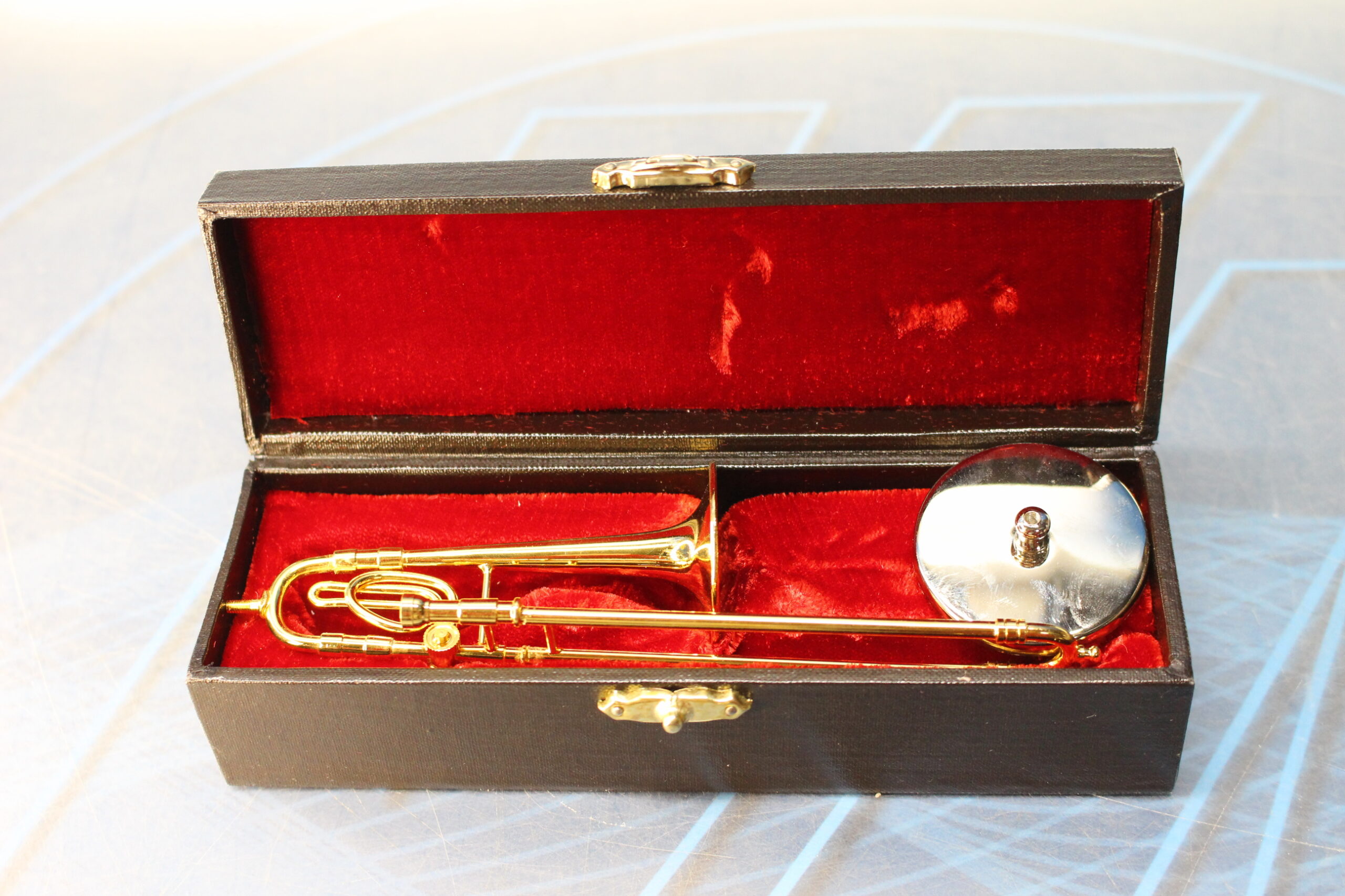 Miniatura de Trombón con cajita de madera.