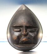 Máscara de piedra tallada, África. Escultura.