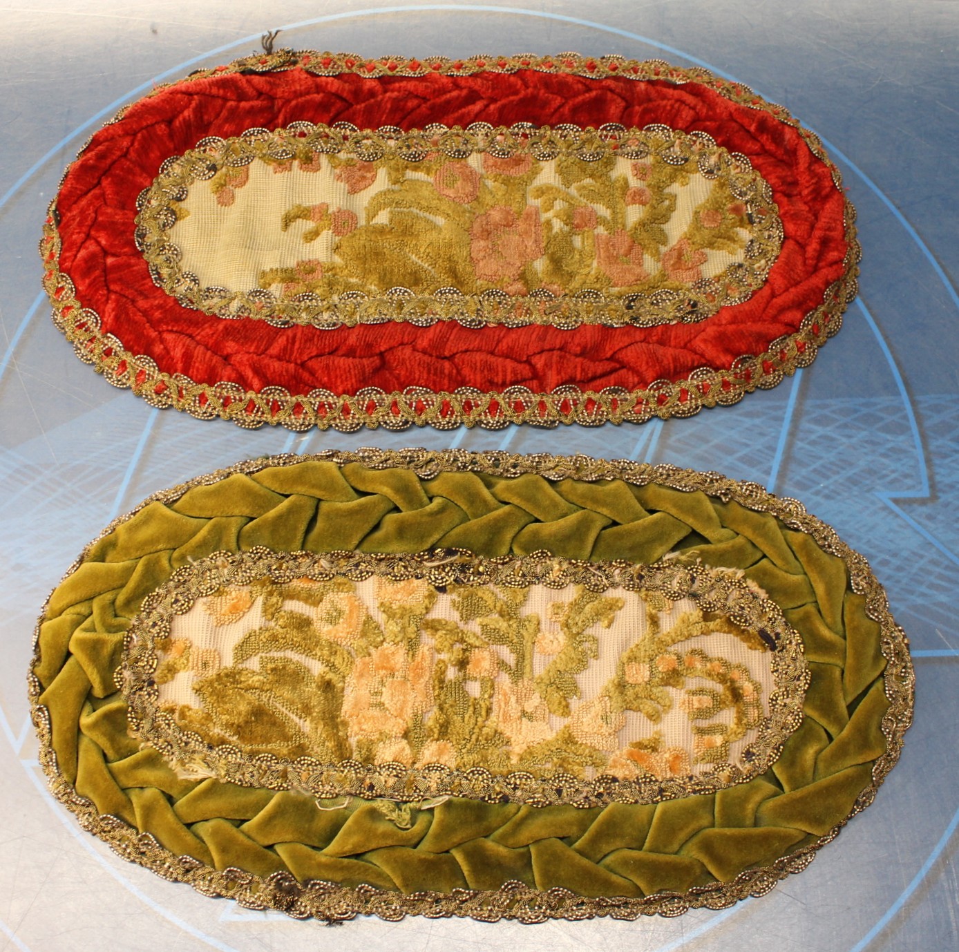 2 tapetes ovalados de brocado y terciopelo.