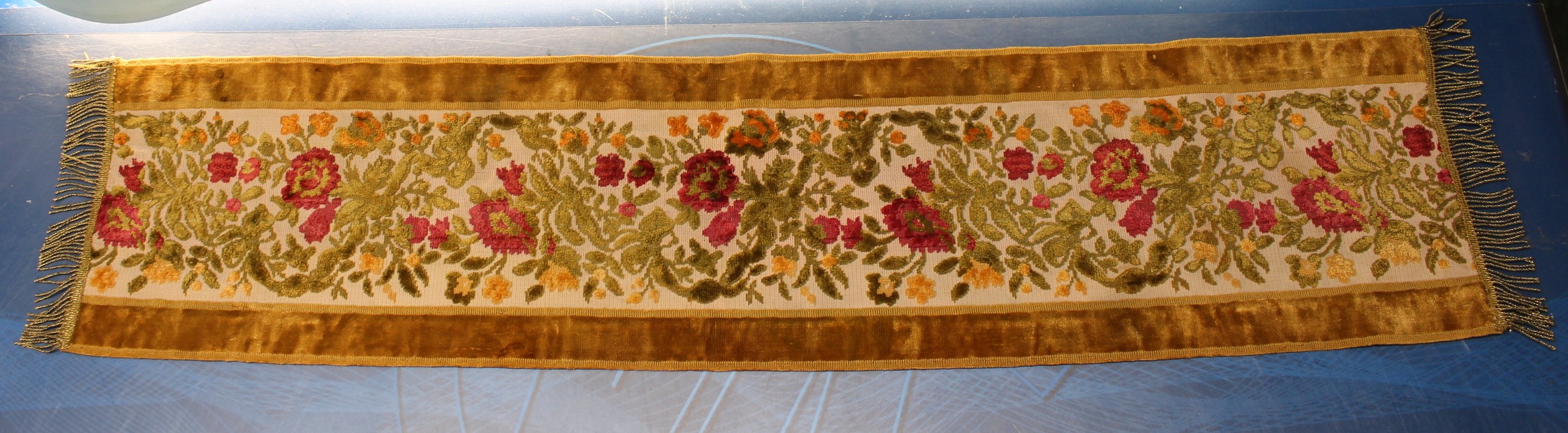 01. Tapete, corremesas, camino de brocado y terciopelo.