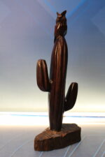 Cactus saguaro con buho. Escultura, talla en madera.