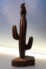 Cactus saguaro con buho. Escultura, talla en madera. - Imagen 2