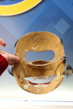 Máscara articulada de madera policromada y pelo. Teatro balinés. - Imagen 3