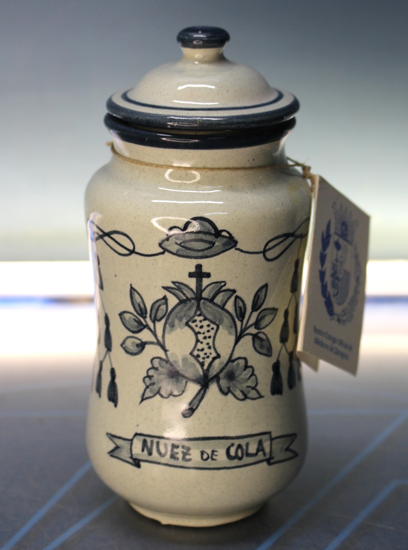 Albarelo de cerámica “Nuez de Cola”. Reproducción de albarelo del s.XIX.