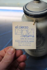 Albarelo de cerámica “Nuez de Cola”. Reproducción de albarelo del s.XIX. - Imagen 3